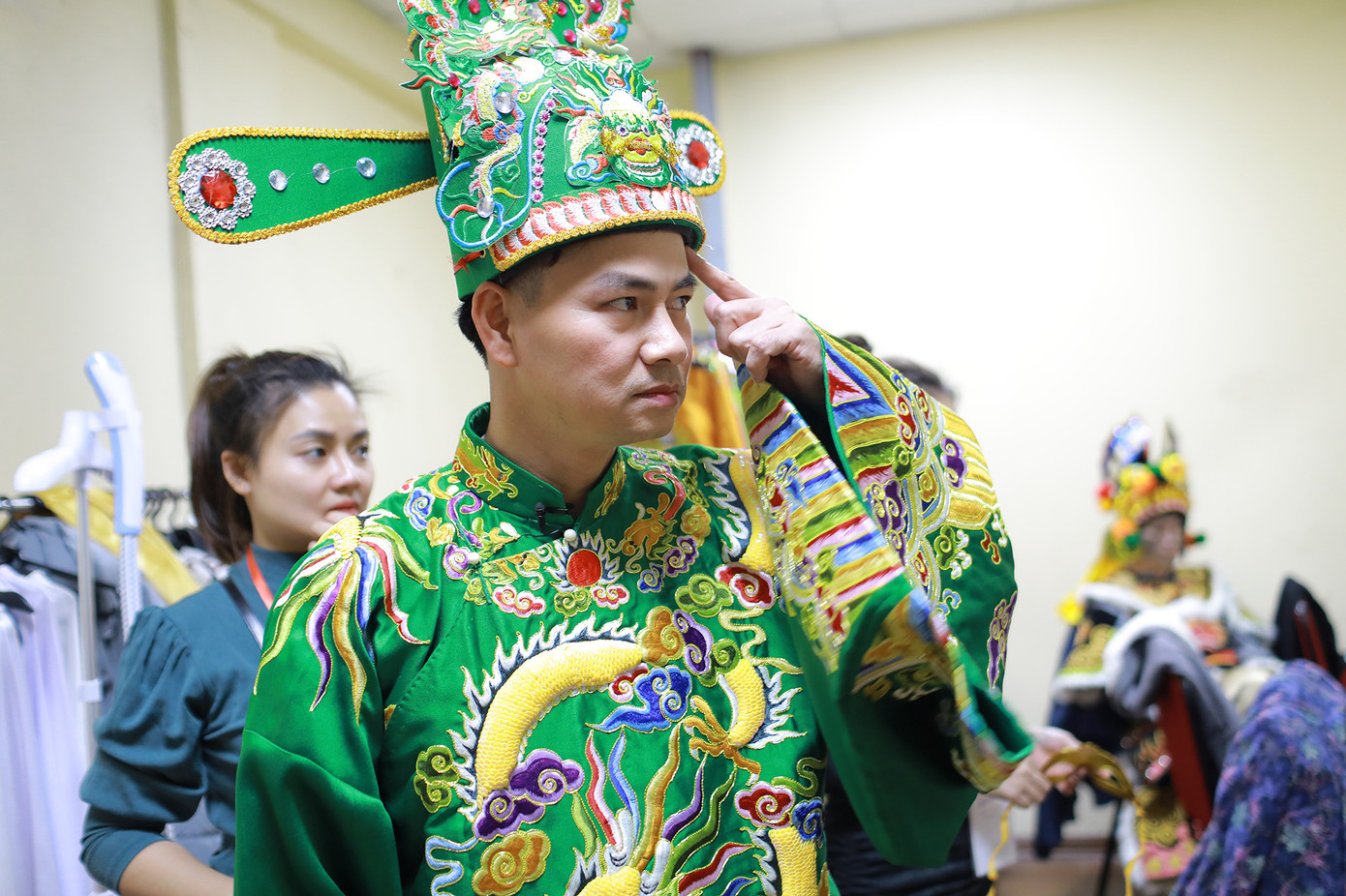 NSƯT Xuân Bắc cũng được khán giả mong đợi khi có màn trở lại sau 1 năm vắng bóng. Anh tranh thủ thử trang phục và vui đùa cùng các đồng nghiệp trong hậu trường.