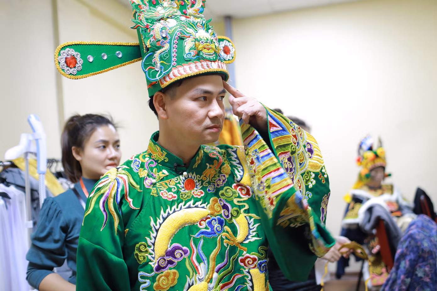 NSƯT Xuân Bắc cũng được khán giả mong đợi khi có màn trở lại sau 1 năm vắng bóng. Anh tranh thủ thử trang phục và vui đùa cùng các đồng nghiệp trong hậu trường.