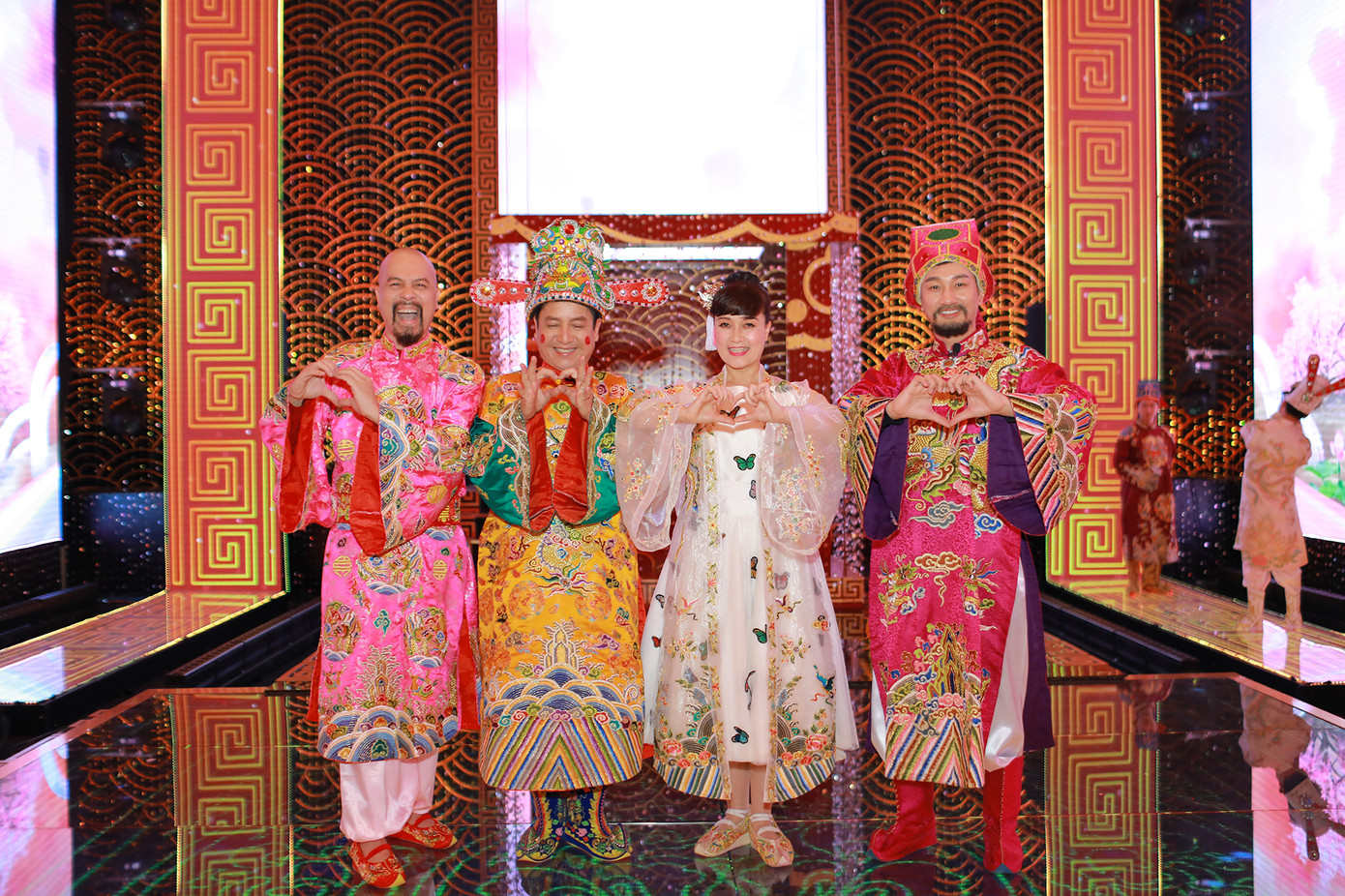 Táo quân thu hút không chỉ vì những màn “tung hứng” hài hước của các Táo, chương trình hài này còn đề cập những vấn đề nóng của đất nước trong năm khiến khán giả háo hức.