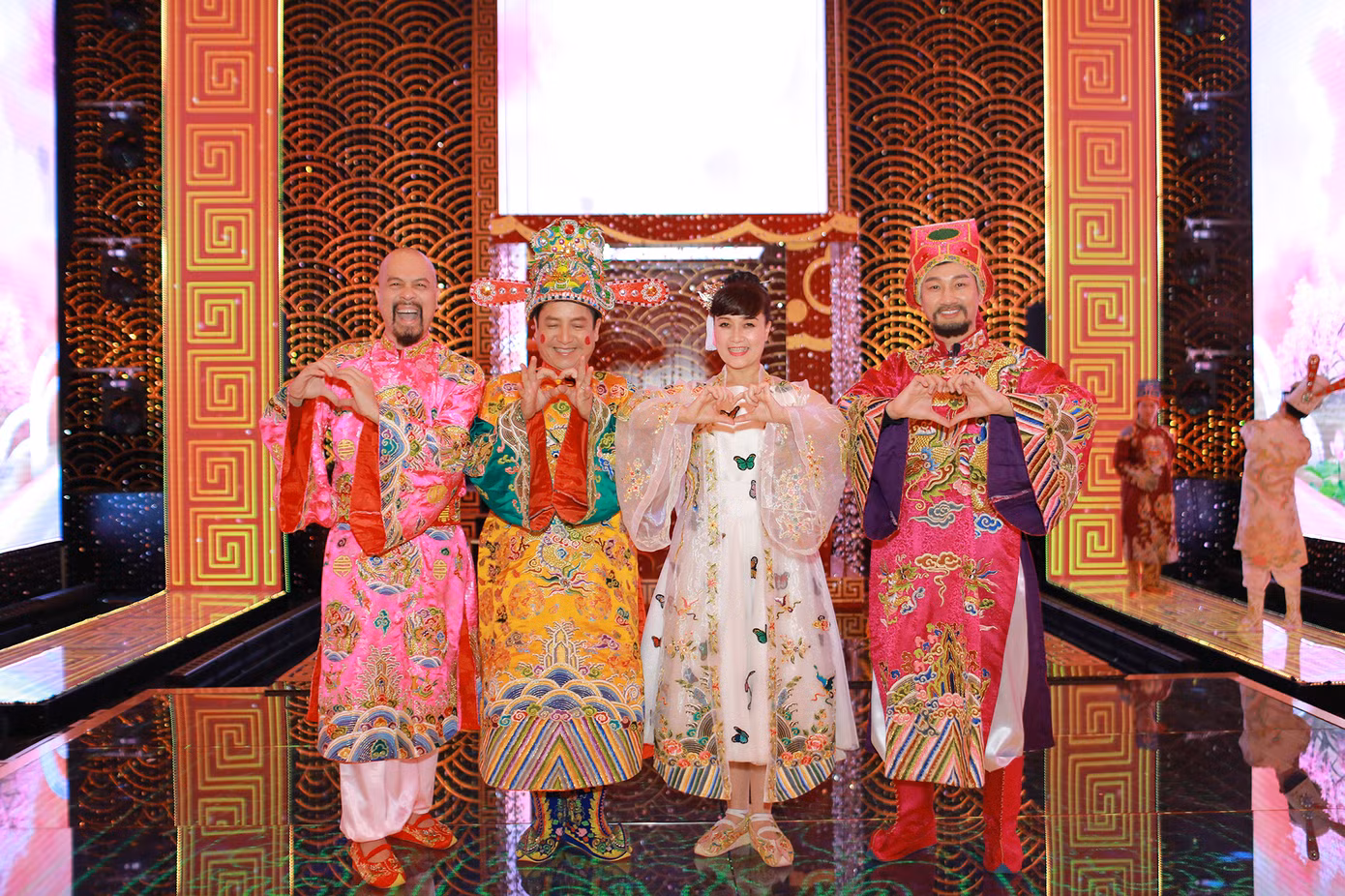 Táo quân thu hút không chỉ vì những màn “tung hứng” hài hước của các Táo, chương trình hài này còn đề cập những vấn đề nóng của đất nước trong năm khiến khán giả háo hức.