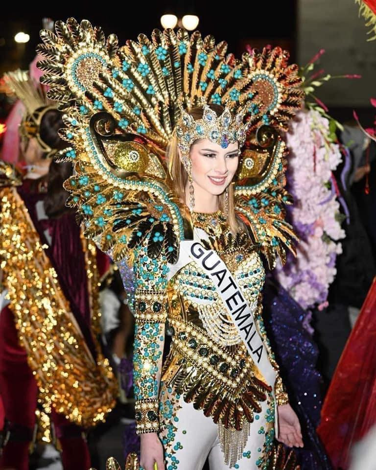 Đại diện chủ nhà Mỹ mặc bộ trang phục tông màu bạc có kiểu dáng jumpsuit quyến rũ, nóng bỏng. Hai người đẹp Guatemala và Puerto Rico cũng mang tới những bộ quốc phục cầu kỳ, lộng lẫy đậm chất Latinh. Họ đều được xem là những ứng viên mạnh ở khu vực châu Mỹ.