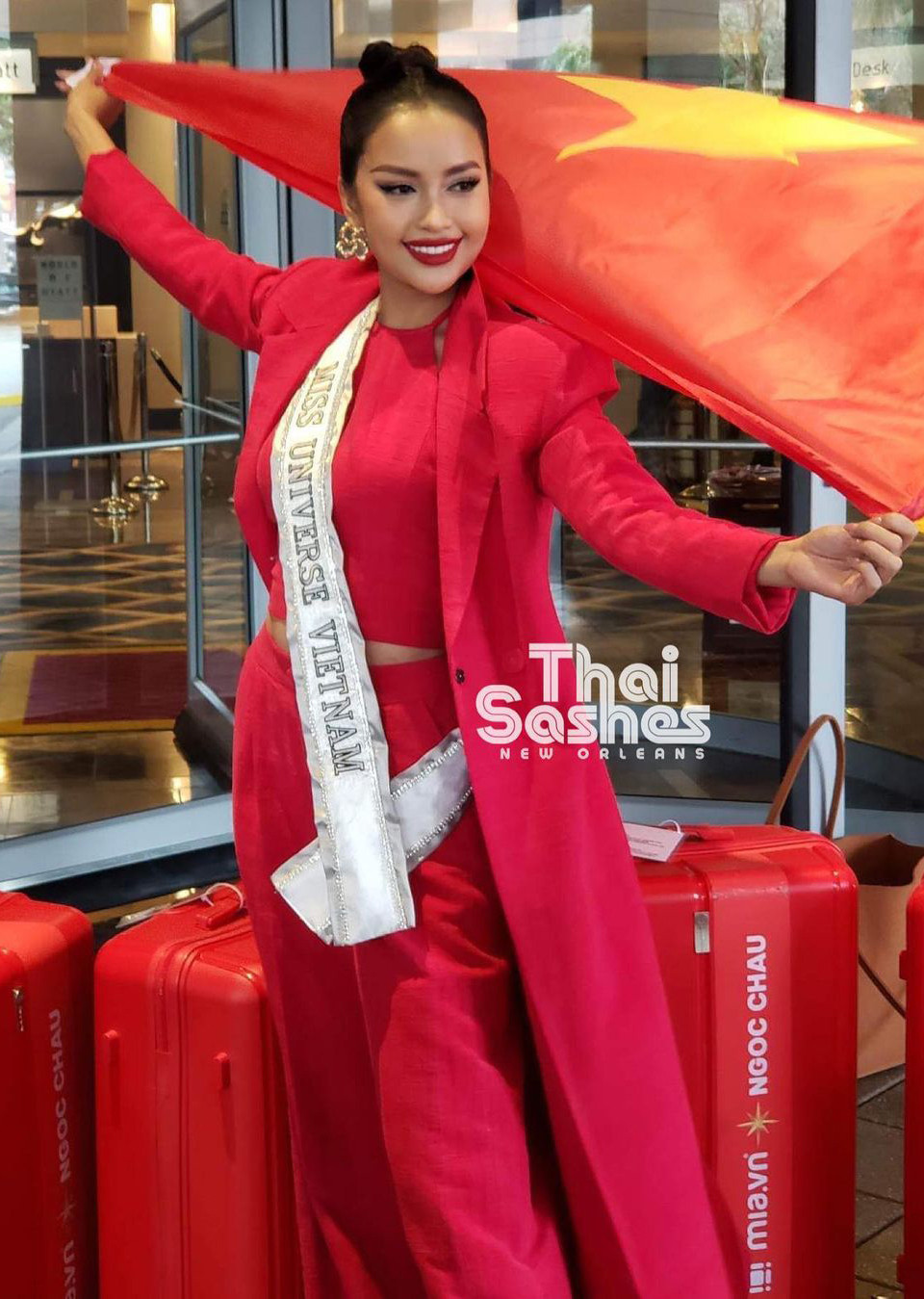 Ngày 3/1 theo giờ Mỹ, Hoa hậu Ngọc Châu có mặt tại khách sạn nơi diễn ra cuộc thi Miss Universe 2022 ở New Orleans, Mỹ. Cô nổi bật khi diện bộ trang phục tông màu đỏ rực rỡ. Người đẹp tự hào khoác trên mình lá cờ đỏ sao vàng. Ngọc Châu cũng ghi điểm với phong cách trang điểm và làm tóc sang trọng, chuyên nghiệp.