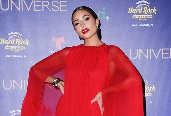 Olivia Culpo gây chú ý với những biểu cảm lạ khi dẫn chung kết Miss Universe 2020. Ảnh: FBNV.