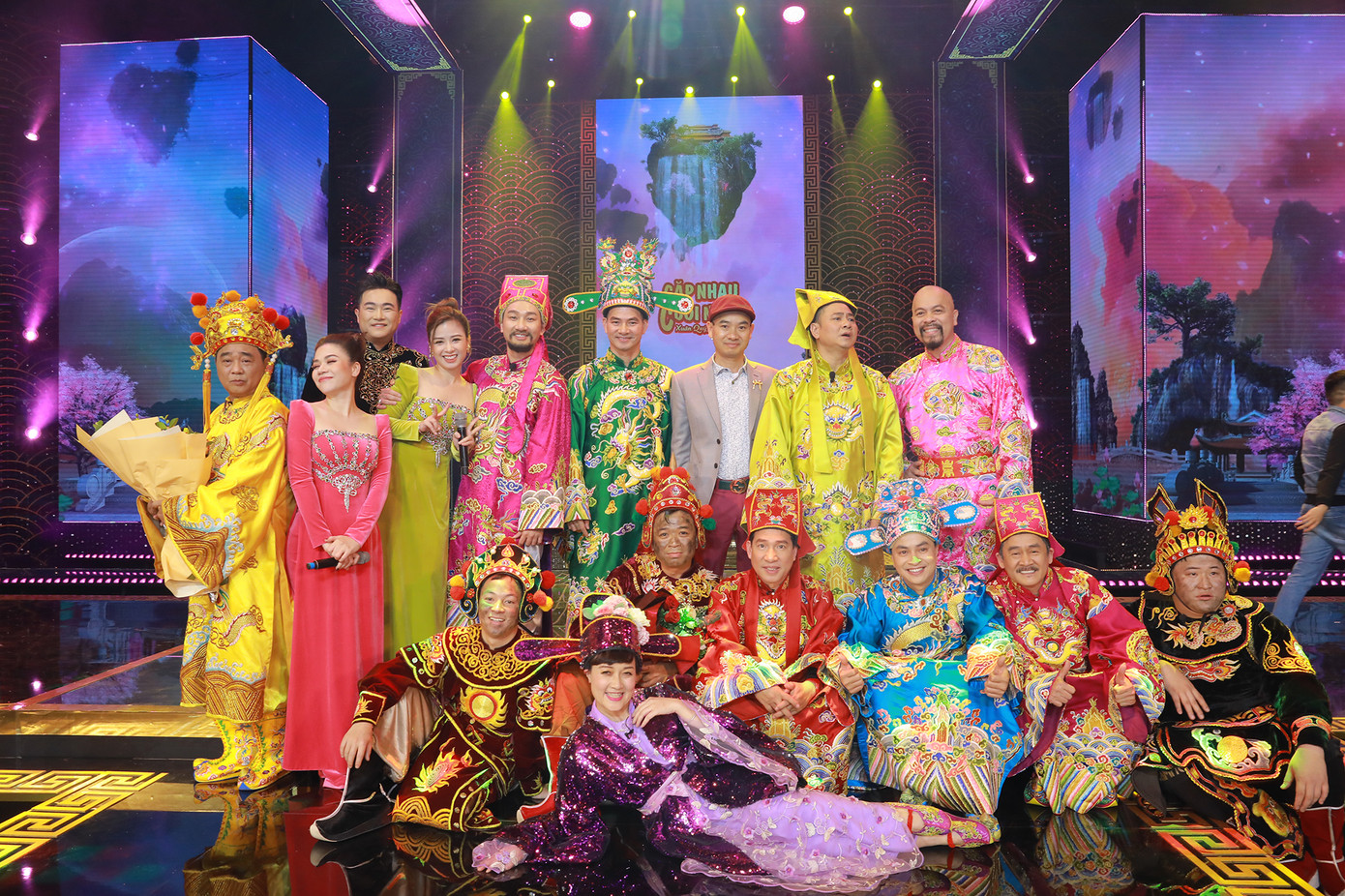 Táo quân thu hút không chỉ vì những màn “tung hứng” hài hước của các Táo, chương trình hài này còn đề cập những vấn đề nóng của đất nước trong năm khiến khán giả háo hức.