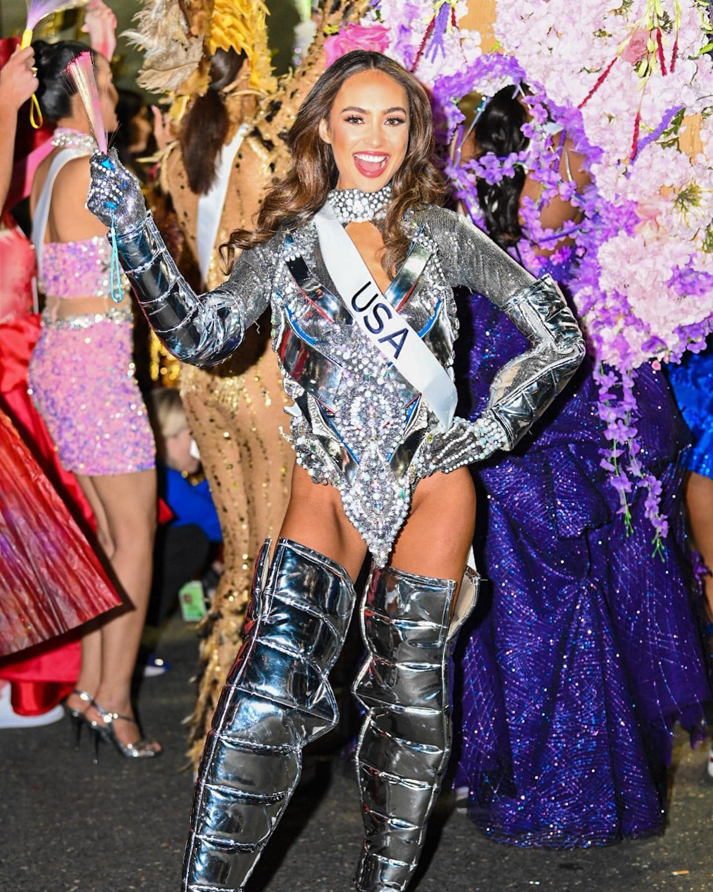 Đại diện chủ nhà Mỹ mặc bộ trang phục tông màu bạc có kiểu dáng jumpsuit quyến rũ, nóng bỏng. Hai người đẹp Guatemala và Puerto Rico cũng mang tới những bộ quốc phục cầu kỳ, lộng lẫy đậm chất Latinh. Họ đều được xem là những ứng viên mạnh ở khu vực châu Mỹ.