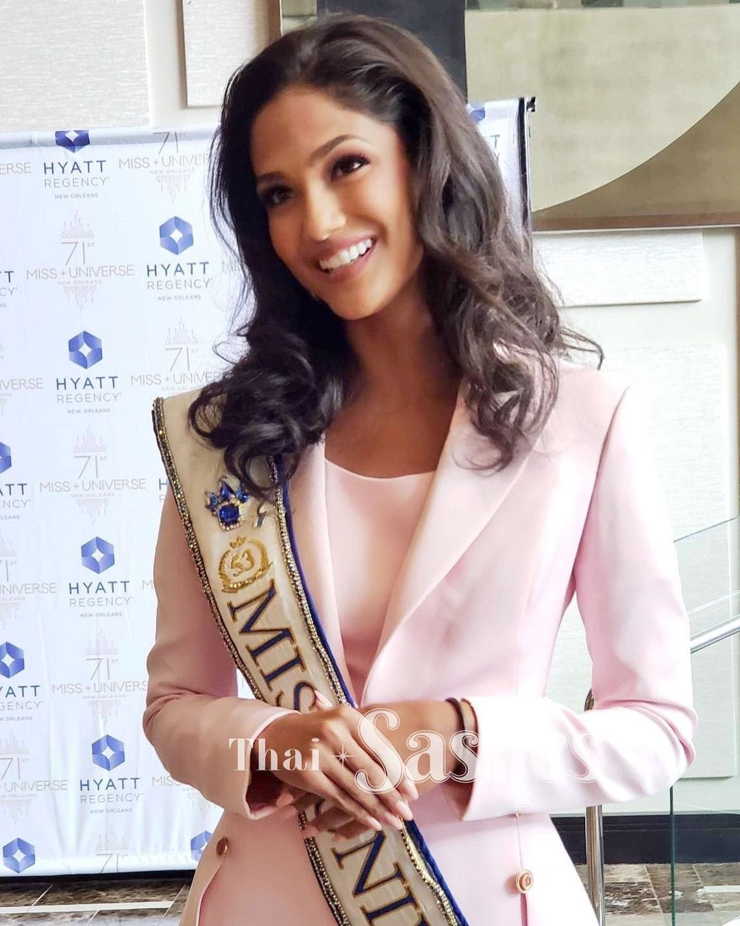 Hoa hậu Hoàn vũ Aruba diện vest hồng thanh lịch, nữ tính trong ngày đầu nhập cuộc.