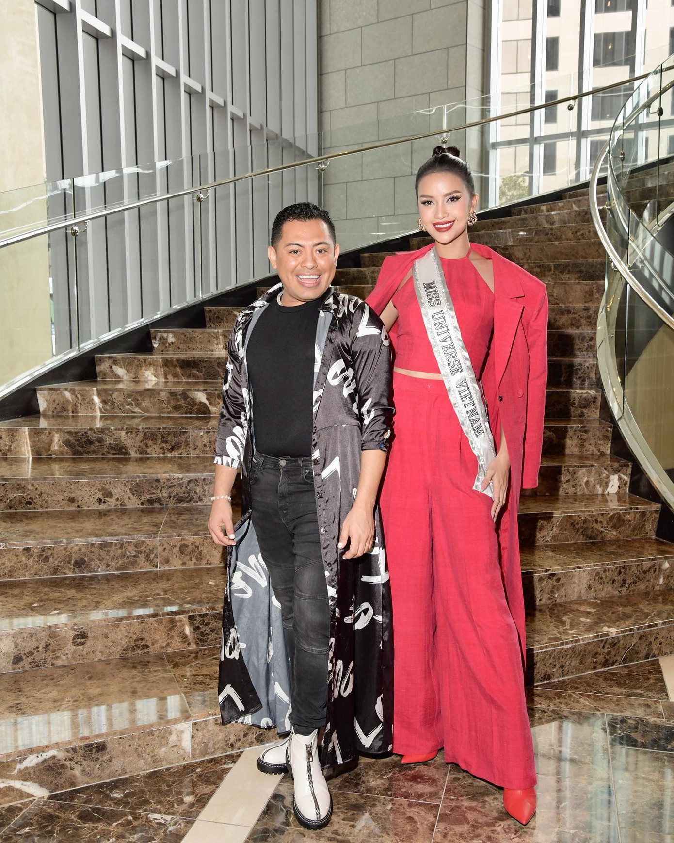 Hoa hậu Hoàn vũ Peru - Alessia Rovegno (ảnh trái). Fan sắc đẹp nổi tiếng Salvador Garcia chụp ảnh cùng Hoa hậu Ngọc Châu khi cô vừa tới Mỹ (ảnh phải). Ảnh: FBNV.