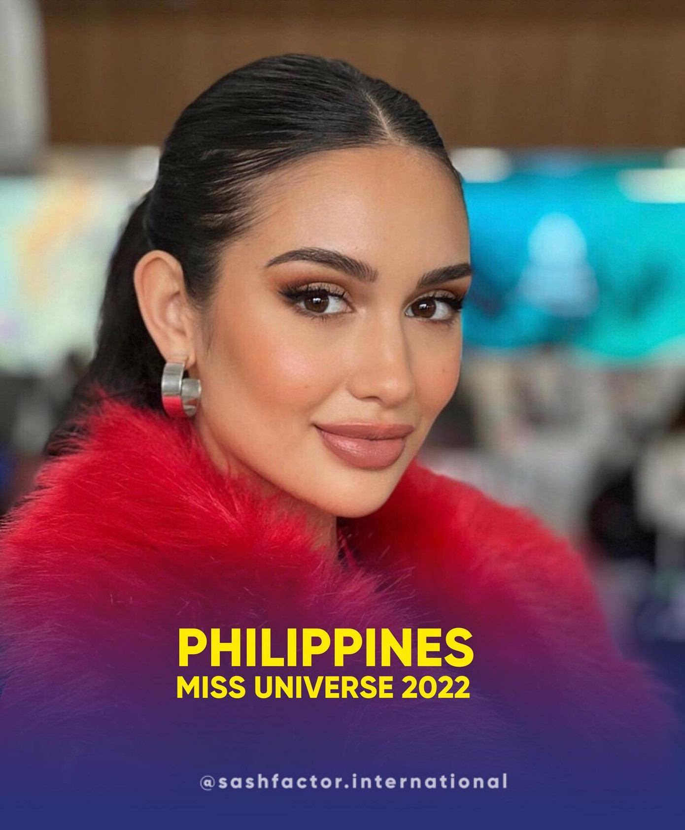 Hoa hậu Hoàn vũ Philippines - Celeste Cortesi sành điệu như một fashionista ở sân bay với bộ trang phục màu đỏ, chất liệu da cá tính. Celeste Cortesi đang được xem là ứng viên sáng giá nhất của châu Á, có nhiều khả năng giành vương miện.