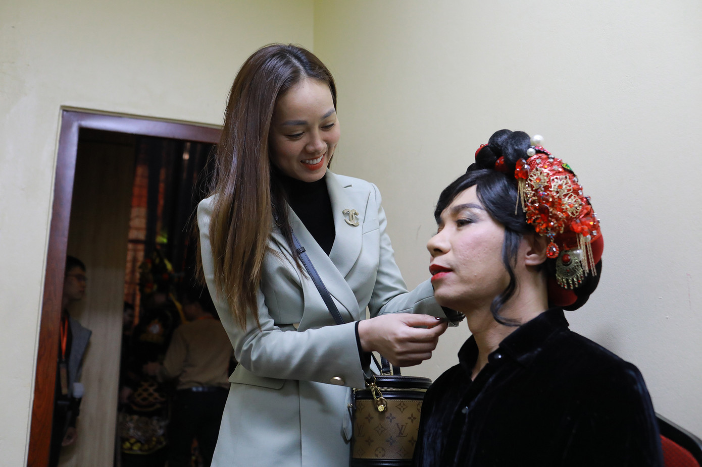 Tối 6/1 đã diễn ra buổi tổng duyệt chương trình Táo Quân 2023. Trong hậu trường có mặt đầy đủ các nghệ sĩ như NSND Công Lý, NSƯT Xuân Bắc, NSƯT Chí Trung, Vân Dung, MC Thảo Vân... Bà xã của NSND Công Lý tháp tùng anh tới buổi tổng duyệt. Cô chỉnh trang lại trang phục cho ông xã trước giờ lên sân khấu.