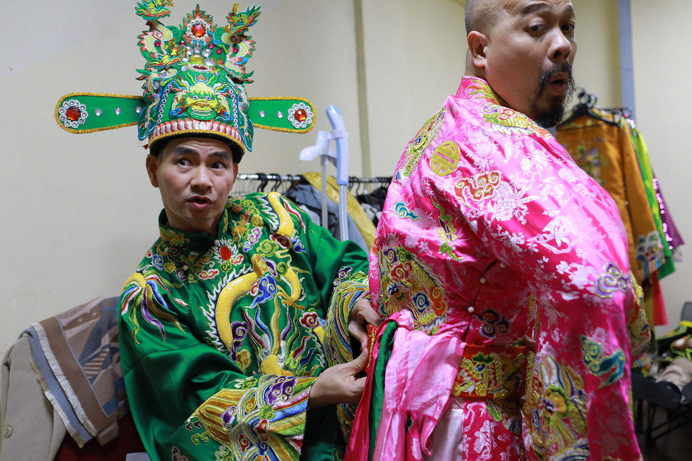 NSƯT Xuân Bắc cũng được khán giả mong đợi khi có màn trở lại sau 1 năm vắng bóng. Anh tranh thủ thử trang phục và vui đùa cùng các đồng nghiệp trong hậu trường.