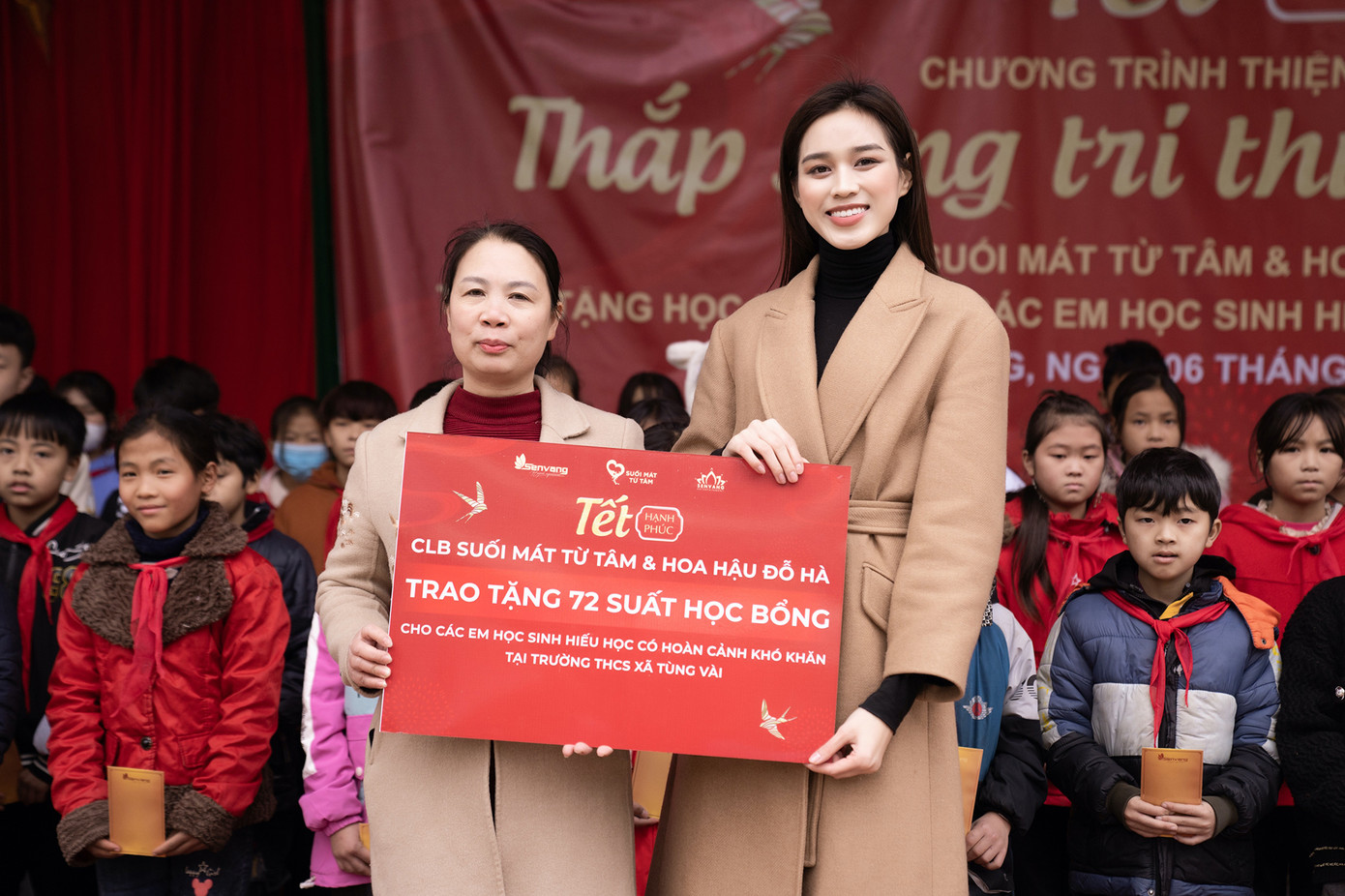 Sau hơn 2 tuần khép lại nhiệm kỳ Hoa hậu Việt Nam, Đỗ Thị Hà quay trở về với công việc học tập và tích cực trong công tác thiện nguyện. Ngày 7/1, cô đã có chuyến đi đến xã Tùng Vài, huyện Quản Bạ, tỉnh Hà Giang với chương trình mang tên Tết hạnh phúc - Thắp sáng tri thức vùng cao.