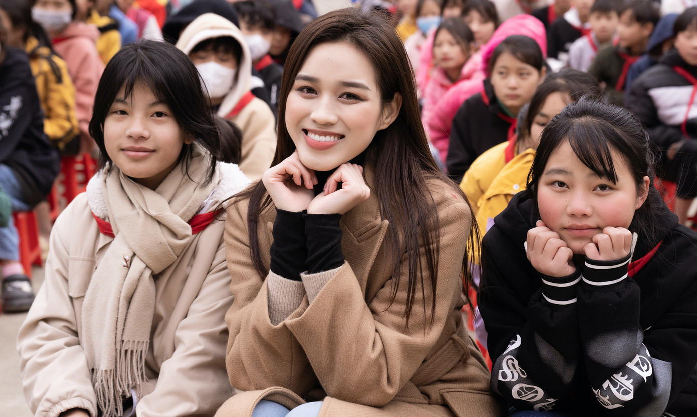 Bên cạnh đó, cô cũng tặng dụng cụ học tập cho học sinh để các em thuận tiện hơn trong công việc học tập hàng ngày.