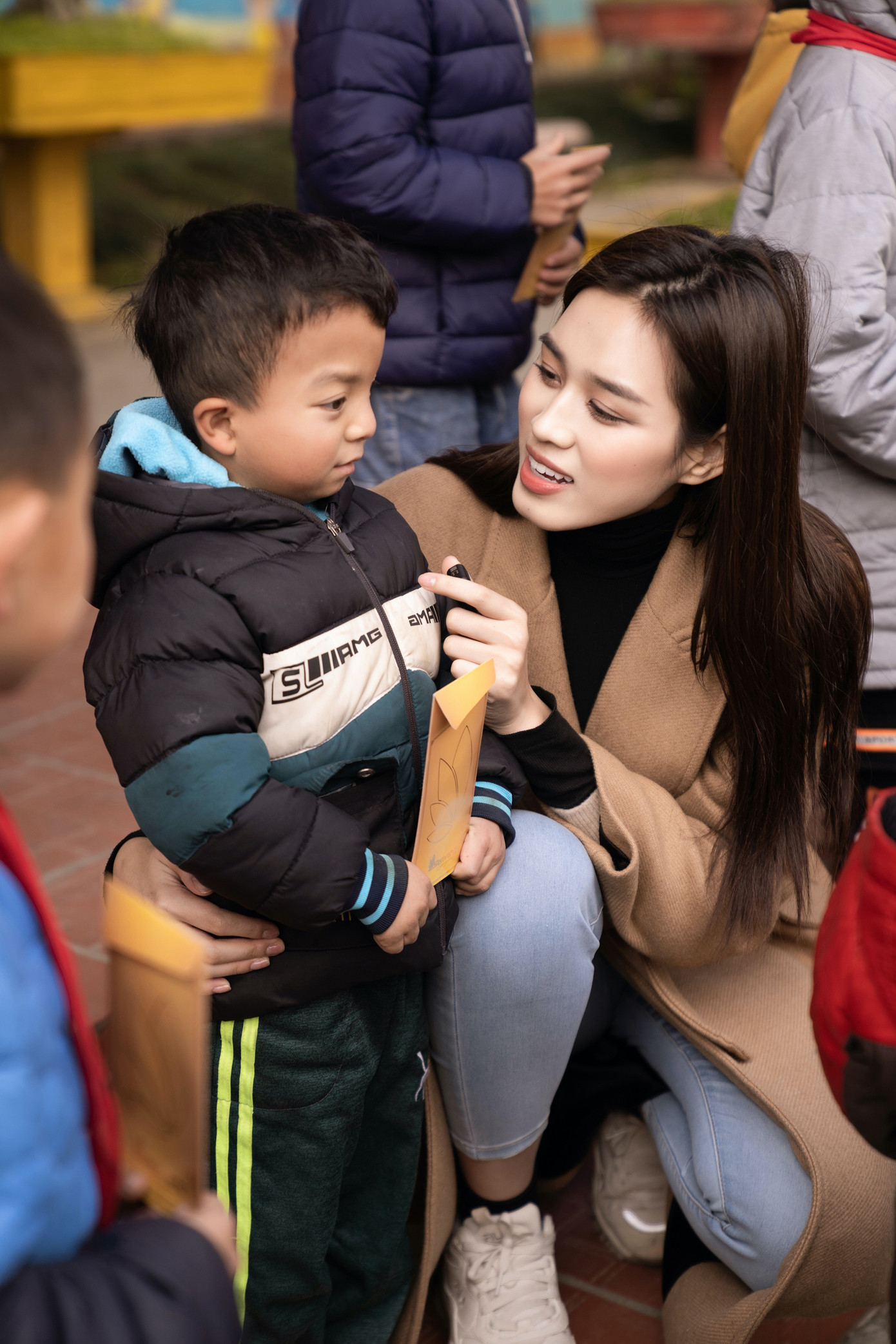 Người đẹp cũng dành lời động viên, cổ vũ tinh thần cho các em nhỏ trong việc tiếp tục theo đuổi con đường học tập.