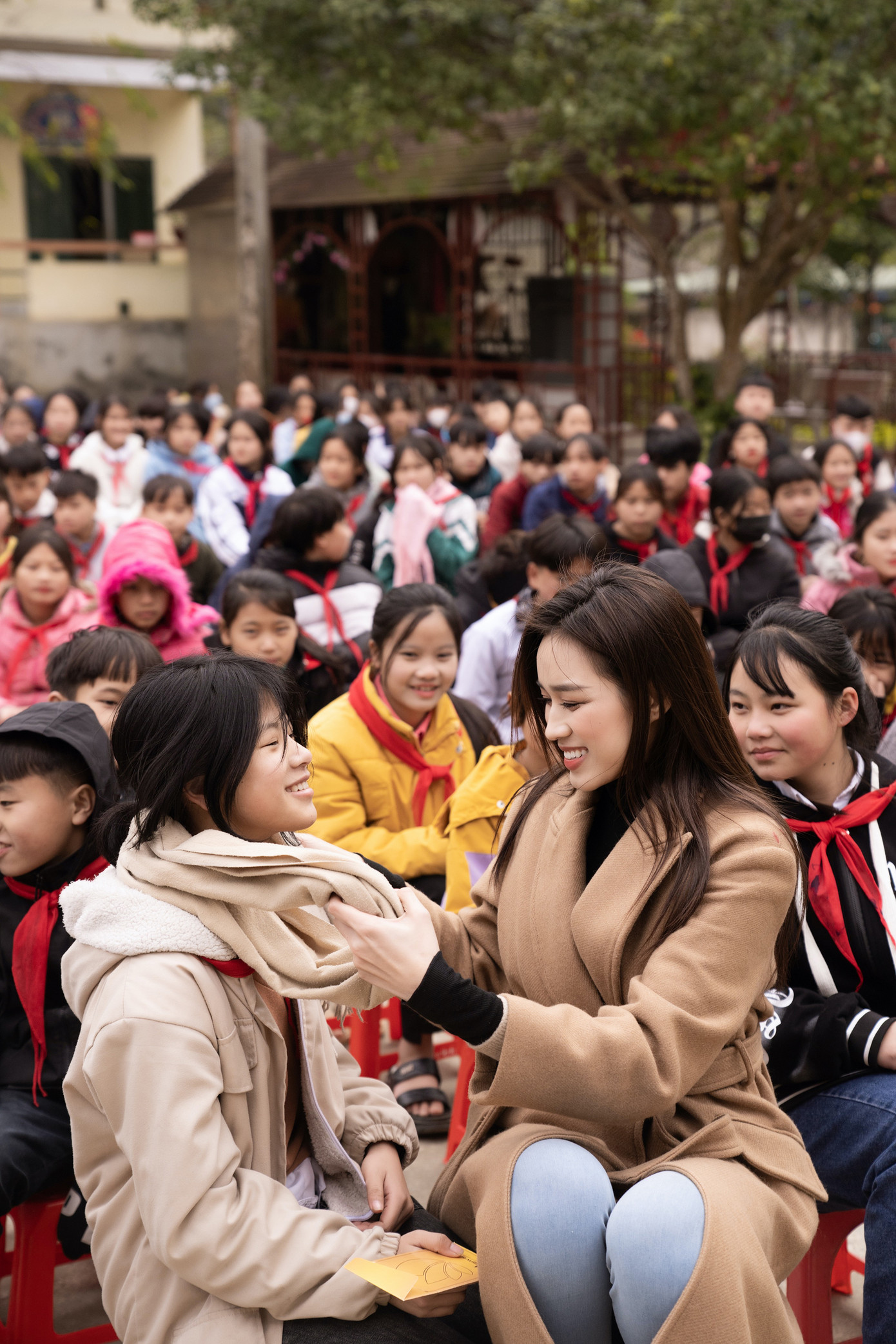 Trong chuyến đi, Đỗ Thị Hà đã trích hơn 100 triệu đồng trong quỹ học bổng do mình sáng lập để trao tặng cho các em học sinh hiếu học có hoàn cảnh đặc biệt tại trường THCS xã Tùng Vài và Phổ thông dân tộc bán trú xã Tùng Vài.