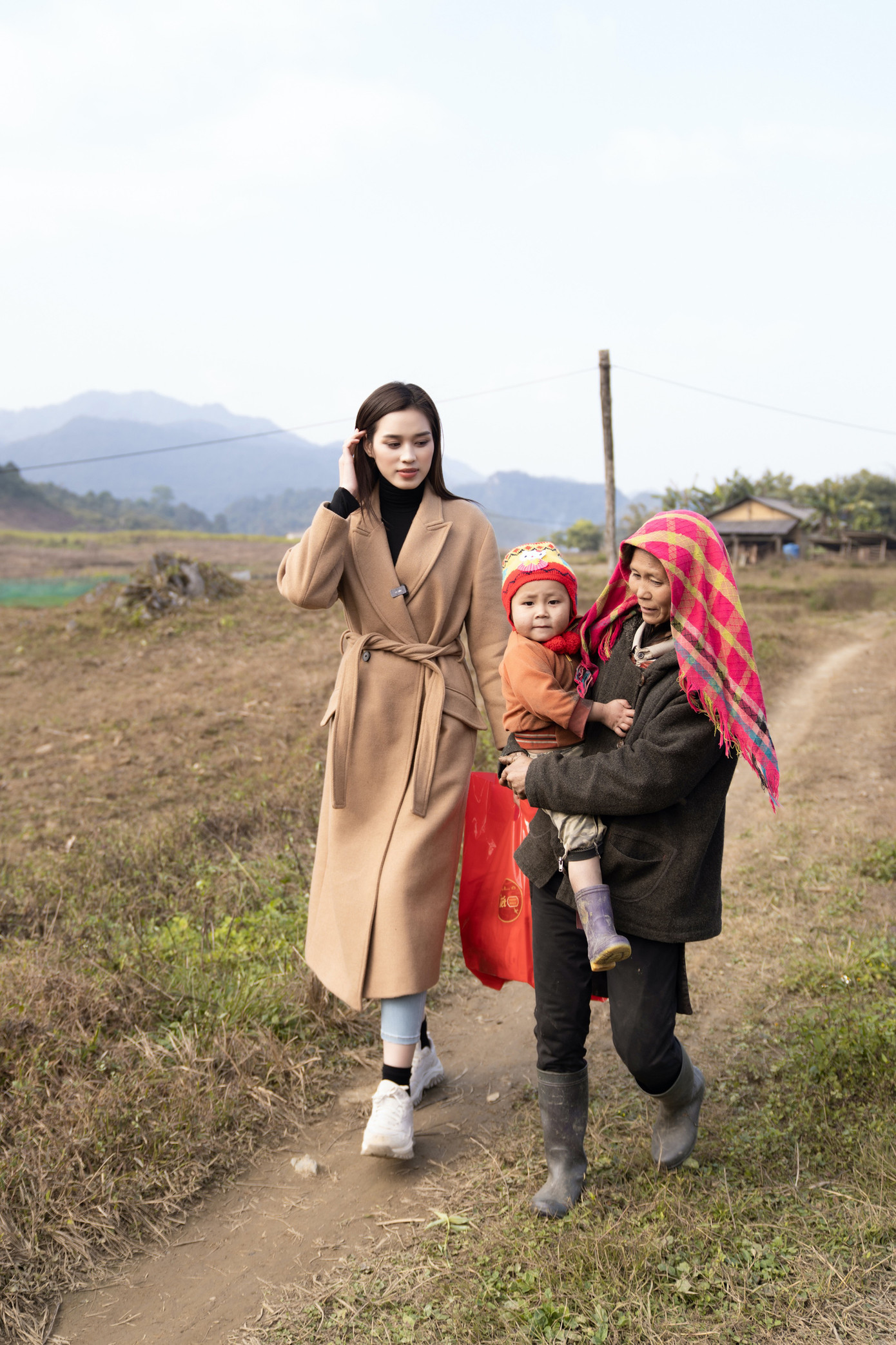 Bên cạnh hoạt động từ thiện, xã hội, Đỗ Thị Hà cũng ấp ủ lấn sân sang lĩnh vực kinh doanh sau khi hết nhiệm kỳ. Người đẹp xứ Thanh mong muốn ghi dấu ấn trong lòng khán giả về một cô gái mạnh mẽ, tự lập.