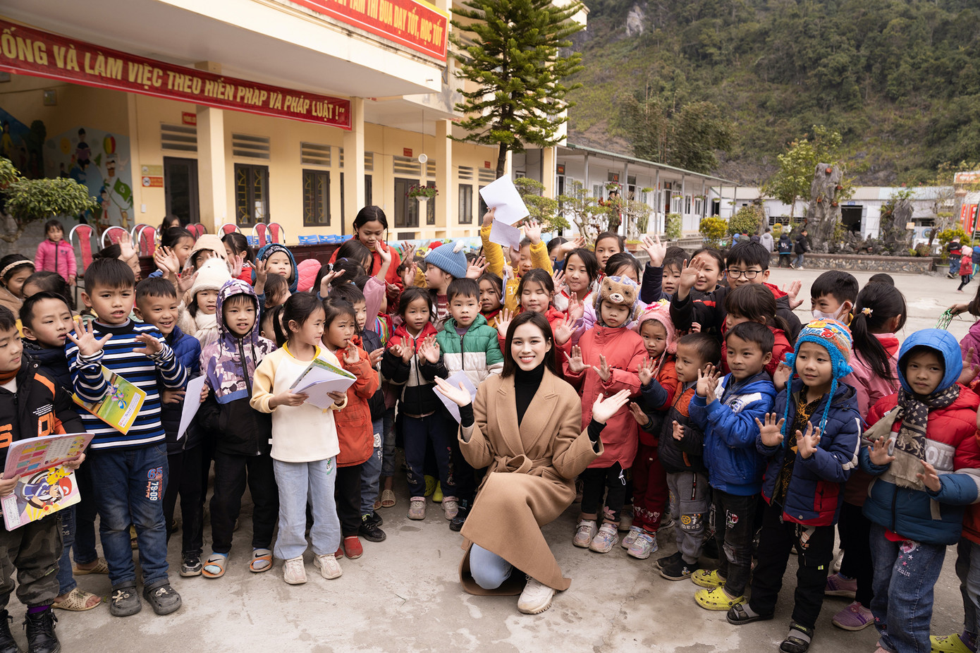 Đỗ Thị Hà nhận được sự yêu mến của học sinh trong chuyến từ thiện. Cô ghi điểm bởi sự giản dị và thân thiện.