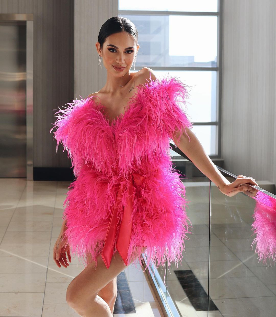 Trang phục lông vũ được Celeste Cortesi ưu ái sử dụng trong tiết trời lạnh giá của mùa đông nước Mỹ. Từ lúc nhập cuộc đến nay, hầu hết set đồ của Celeste Cortesi đều được các chuyên gia đánh giá cao về tính thẩm mỹ và thời trang. Cô được cho là một trong những người đẹp ăn mặc thời thượng nhất cuộc thi năm nay.