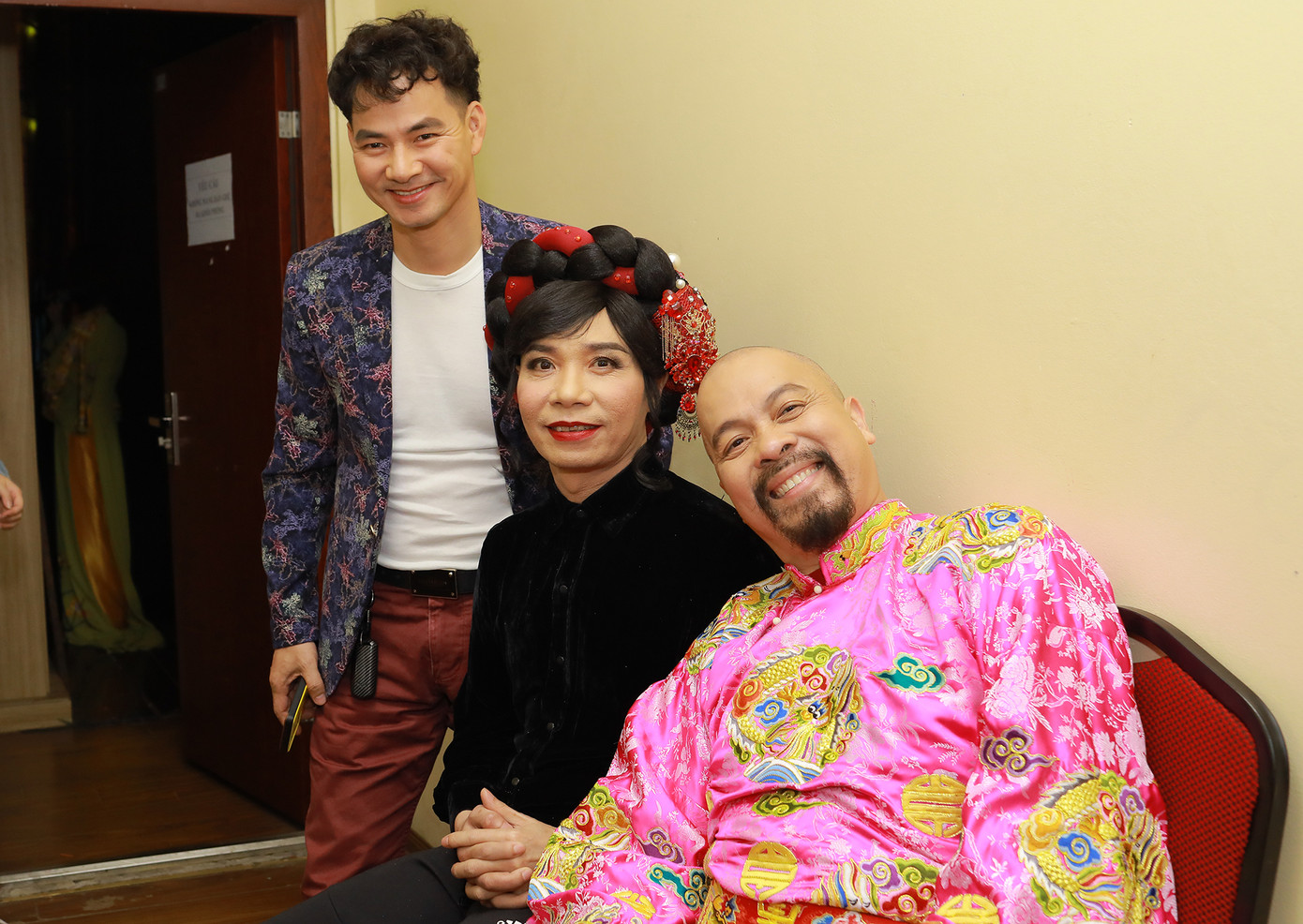 NSND Công Lý thân thiết bên Xuân Bắc và các đồng nghiệp trong hậu trường Táo Quân 2023. Ảnh: Lương Duy Tiến. NSND Công Lý thân thiết bên Xuân Bắc và các đồng nghiệp trong hậu trường Táo Quân 2023. Ảnh: Lương Duy Tiến.