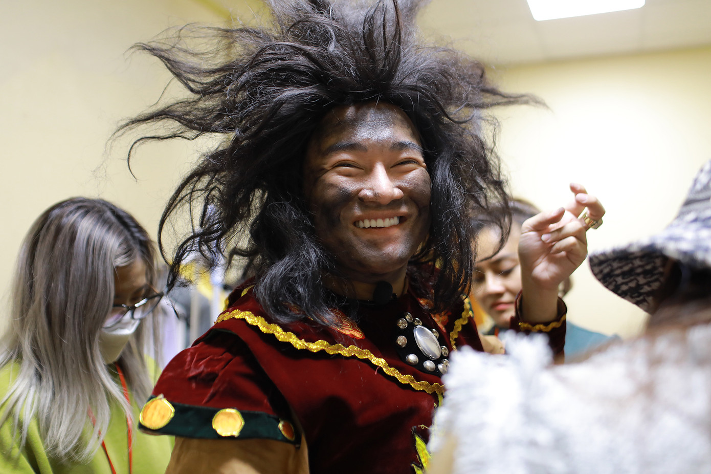 Ca sĩ Minh Quân vẫn đảm nhận vai diễn Thiên Lôi trong Táo Quân 2023. Anh mất nhiều thời gian để làm tóc và trang điểm trước khi lên sân khấu. Không chỉ tham gia diễn xuất, ca sĩ Minh Quân đảm nhận phần thu âm, soạn lời, dàn dựng âm nhạc.