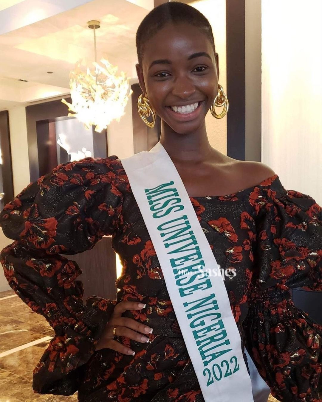 Hoa hậu Hoàn vũ Nigeria khoe vóc dáng thanh mảnh, quyến rũ và nụ cười tươi tắn khi check-in ở khách sạn.