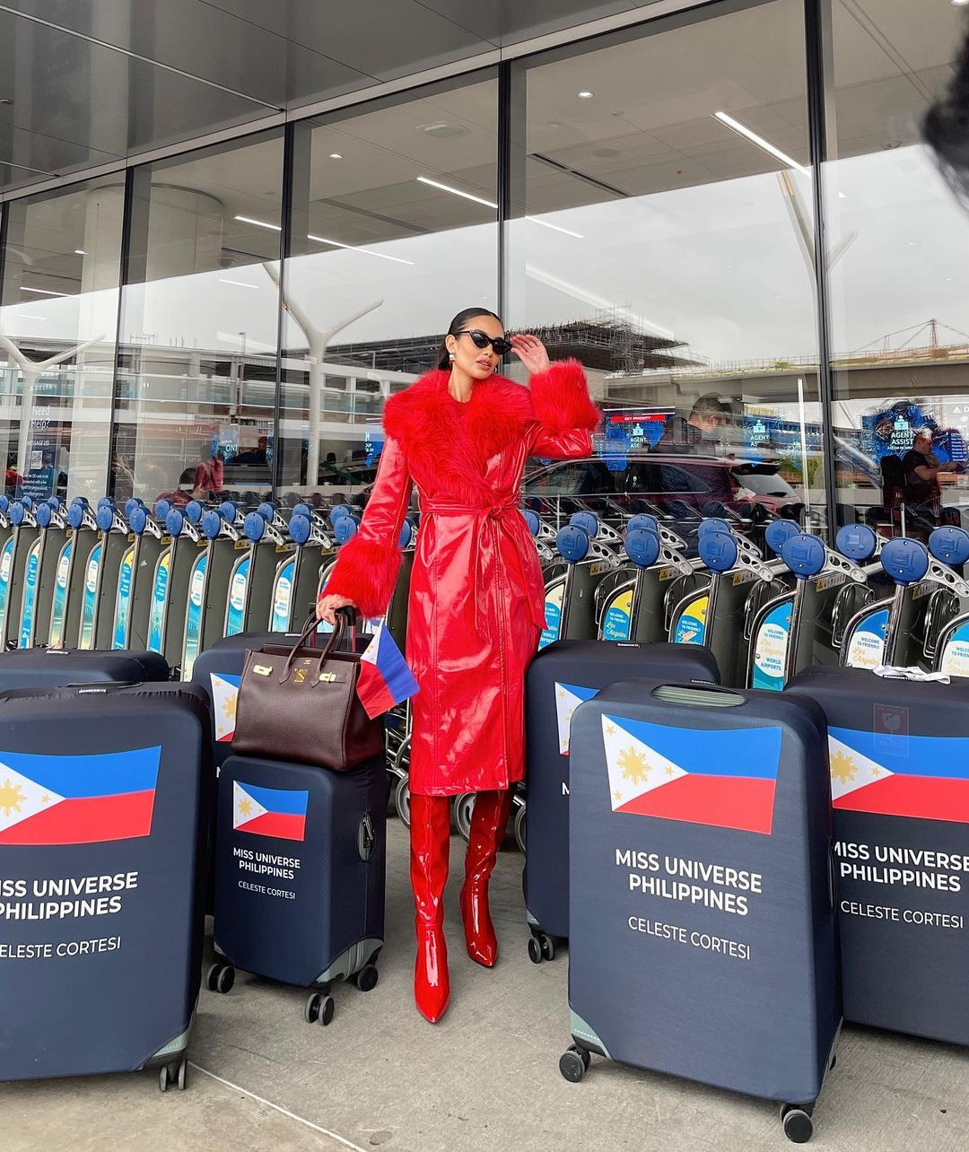 Hoa hậu Hoàn vũ Philippines - Celeste Cortesi sành điệu như một fashionista ở sân bay với bộ trang phục màu đỏ, chất liệu da cá tính. Celeste Cortesi đang được xem là ứng viên sáng giá nhất của châu Á, có nhiều khả năng giành vương miện.