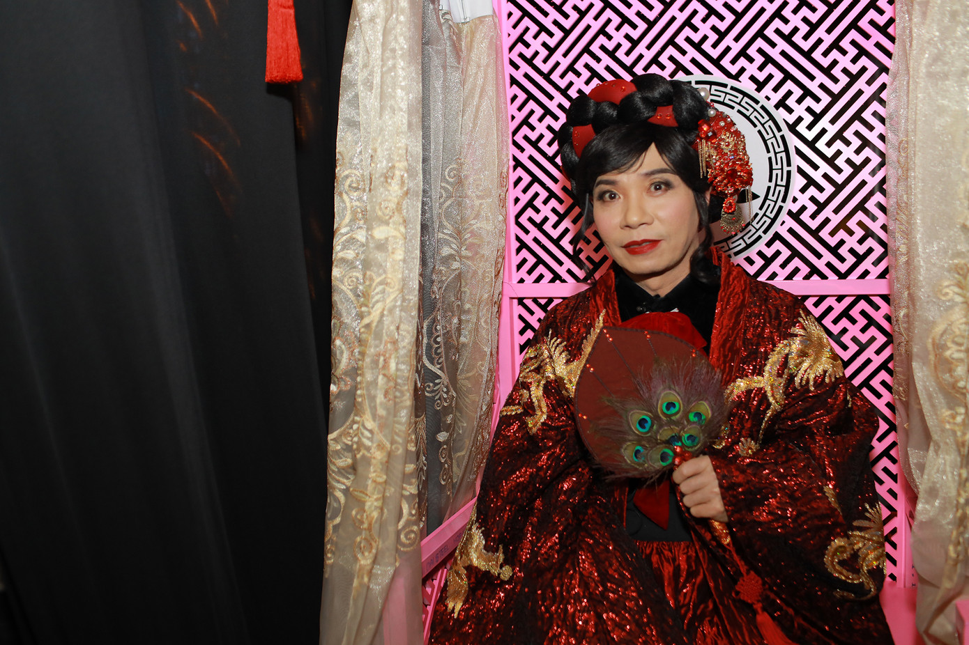 NSND Công Lý thân thiết bên Xuân Bắc và các đồng nghiệp trong hậu trường Táo Quân 2023. Ảnh: Lương Duy Tiến. NSND Công Lý thân thiết bên Xuân Bắc và các đồng nghiệp trong hậu trường Táo Quân 2023. Ảnh: Lương Duy Tiến.