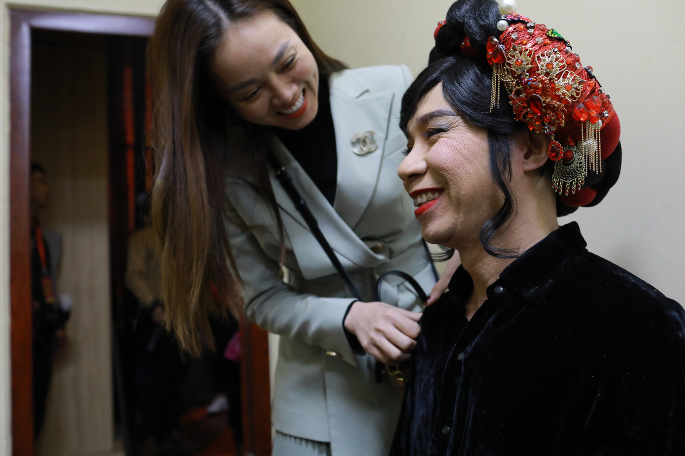 Tối 6/1 đã diễn ra buổi tổng duyệt chương trình Táo Quân 2023. Trong hậu trường có mặt đầy đủ các nghệ sĩ như NSND Công Lý, NSƯT Xuân Bắc, NSƯT Chí Trung, Vân Dung, MC Thảo Vân... Bà xã của NSND Công Lý tháp tùng anh tới buổi tổng duyệt. Cô chỉnh trang lại trang phục cho ông xã trước giờ lên sân khấu.