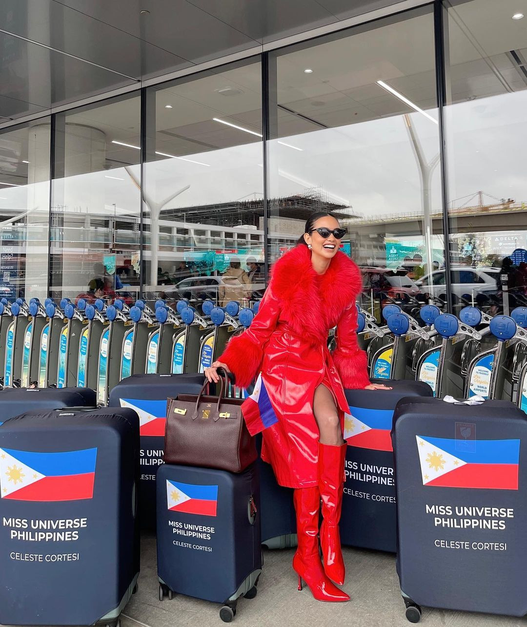 Hoa hậu Hoàn vũ Philippines - Celeste Cortesi sành điệu như một fashionista ở sân bay với bộ trang phục màu đỏ, chất liệu da cá tính. Celeste Cortesi đang được xem là ứng viên sáng giá nhất của châu Á, có nhiều khả năng giành vương miện.