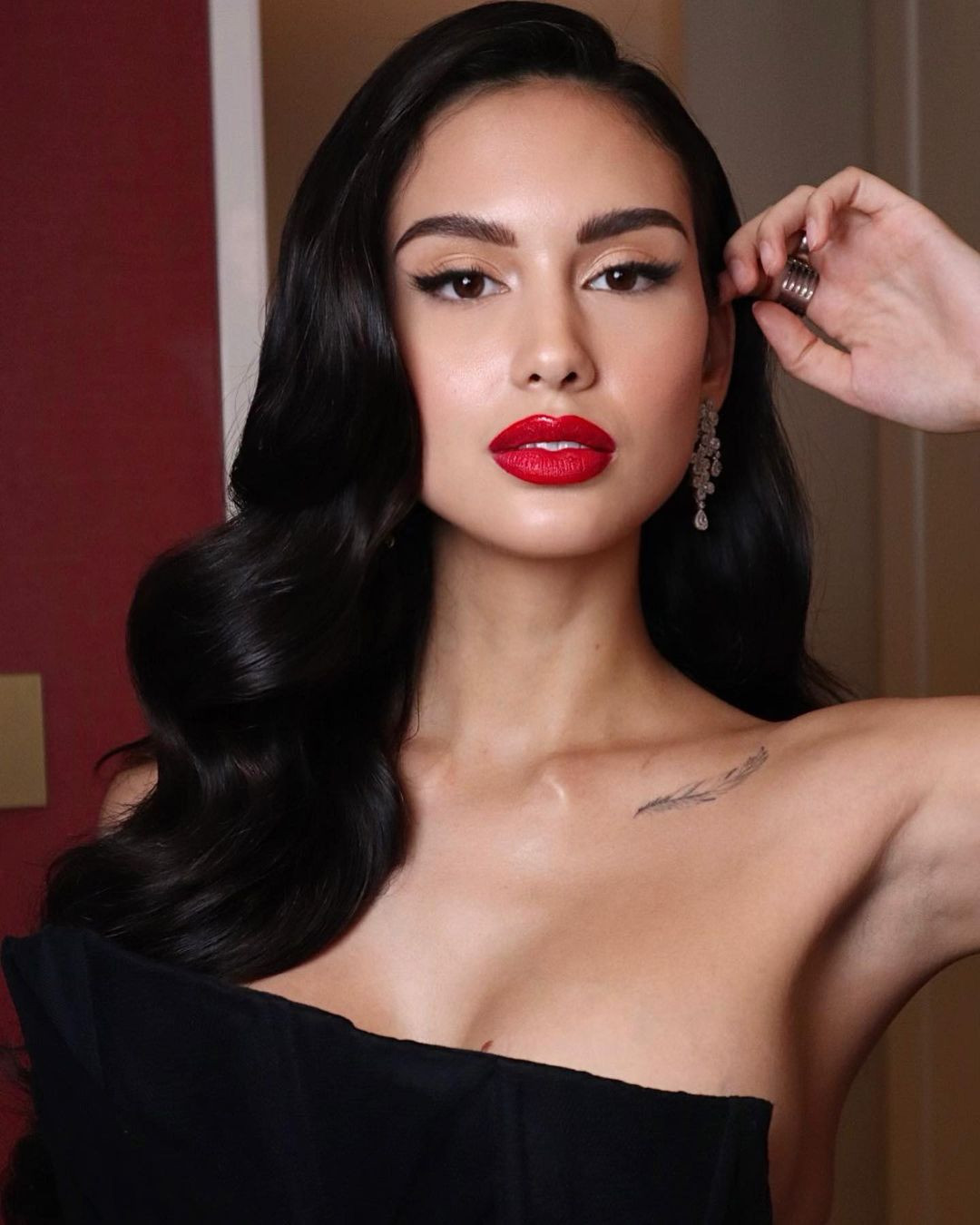 Được đánh giá là thí sinh sáng giá cho vương miện Miss Universe 2022, Celeste Cortesi được cho là thí sinh tai tiếng nhất cuộc thi năm nay. Mới đây, cô bị cư dân mạng "bóc trần" quá khứ yêu đương phóng túng và có những hành động thiếu chuẩn mực. Theo đó, Celeste Cortesi từng có cử chỉ thân thiết quá đà với nhiều người đàn ông, từ trẻ tới lớn tuổi, có cả đàn ông ngoại quốc. Người đẹp còn bị lộ hình ảnh giơ "ngón tay giữa" và hút thuốc nơi công cộng.