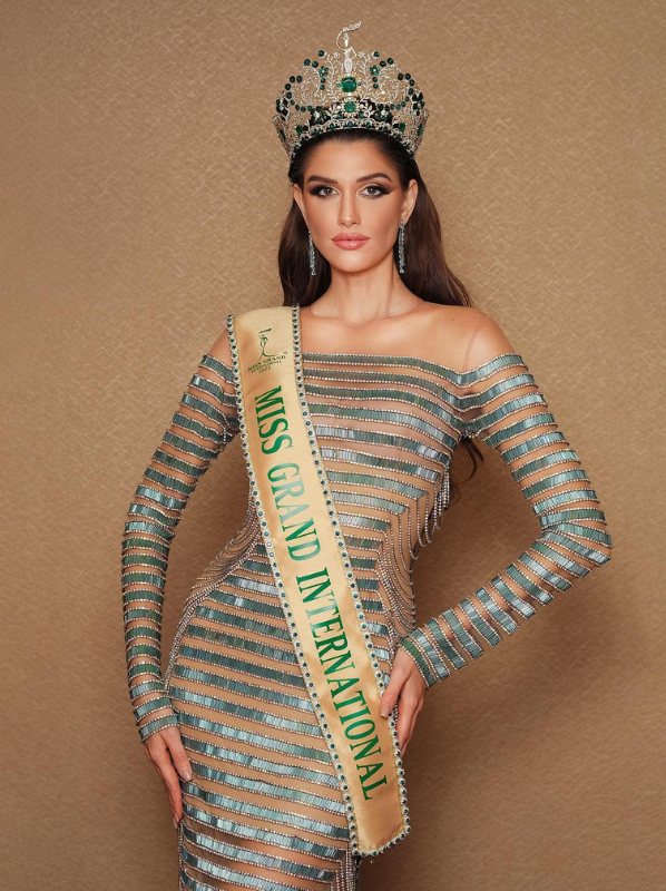 Đại diện Nigeria - Montana Onose Felix được cho là mặc mẫu đầm dạ hội sao chép ý tưởng từ chiếc váy mà người đẹp Brazil - Isabella Menin mặc trong đêm đăng quang Hoa hậu Hòa bình quốc tế 2022.