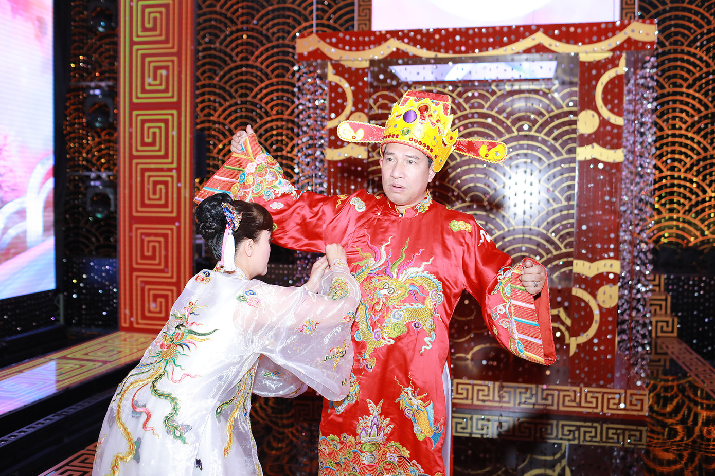 Hai nghệ sĩ Vân Dung và Quang Thắng vui đùa trước giờ lên sân khấu. Ngoài đời, họ là những người bạn thân thiết, đồng hành cùng nhau trong cuộc sống. Táo Y tế, Táo Kinh tế vẫn là thương hiệu gắn liền với hai nghệ sĩ.