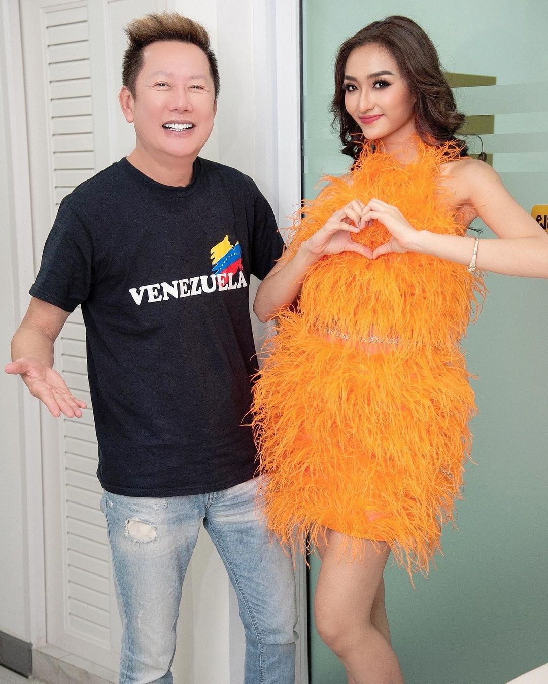 Ông Nawat và người đẹp Pich Votey Saravody - Á hậu 5 của Hoa hậu Hòa bình quốc tế 2022.