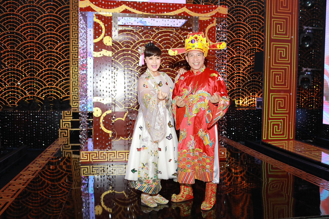 Hai nghệ sĩ Vân Dung và Quang Thắng vui đùa trước giờ lên sân khấu. Ngoài đời, họ là những người bạn thân thiết, đồng hành cùng nhau trong cuộc sống. Táo Y tế, Táo Kinh tế vẫn là thương hiệu gắn liền với hai nghệ sĩ.