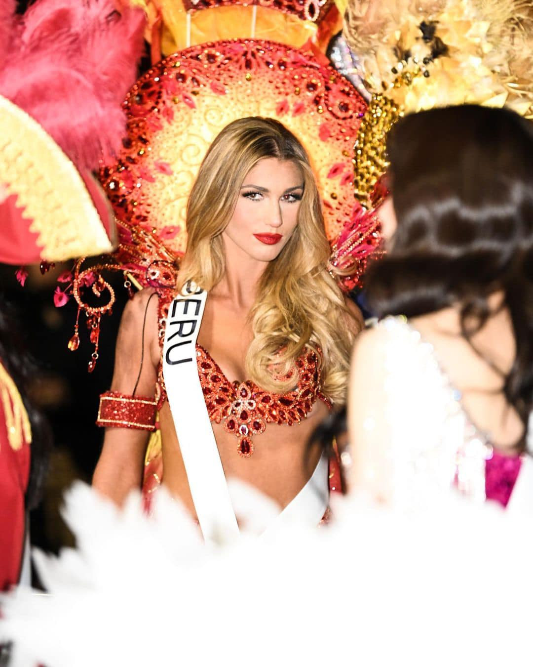 Đại diện Peru sexy như thiên thần nội y trên phố với bộ nội y đính đá cầu kỳ, tông màu đỏ nổi bật. Alessia Rovegno được xem là ứng cử viên sáng giá cho vương miện Miss Universe 2022. Alessia Rovegn là người mẫu kiêm doanh nhân 24 tuổi, chiều cao 1,78 m. Hiện tại, người đẹp là người mẫu ở New York, cô cũng phát triển sự nghiệp ca sĩ ở Lima, Peru. Với việc hoạt động người mẫu ở Mỹ, người đẹp có tầm ảnh hưởng quốc tế và trình độ tiếng Anh lưu loát.