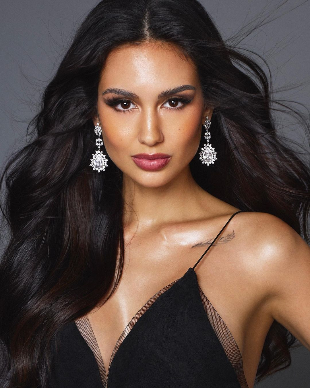 Được đánh giá là thí sinh sáng giá cho vương miện Miss Universe 2022, Celeste Cortesi được cho là thí sinh tai tiếng nhất cuộc thi năm nay. Mới đây, cô bị cư dân mạng "bóc trần" quá khứ yêu đương phóng túng và có những hành động thiếu chuẩn mực. Theo đó, Celeste Cortesi từng có cử chỉ thân thiết quá đà với nhiều người đàn ông, từ trẻ tới lớn tuổi, có cả đàn ông ngoại quốc. Người đẹp còn bị lộ hình ảnh giơ "ngón tay giữa" và hút thuốc nơi công cộng.