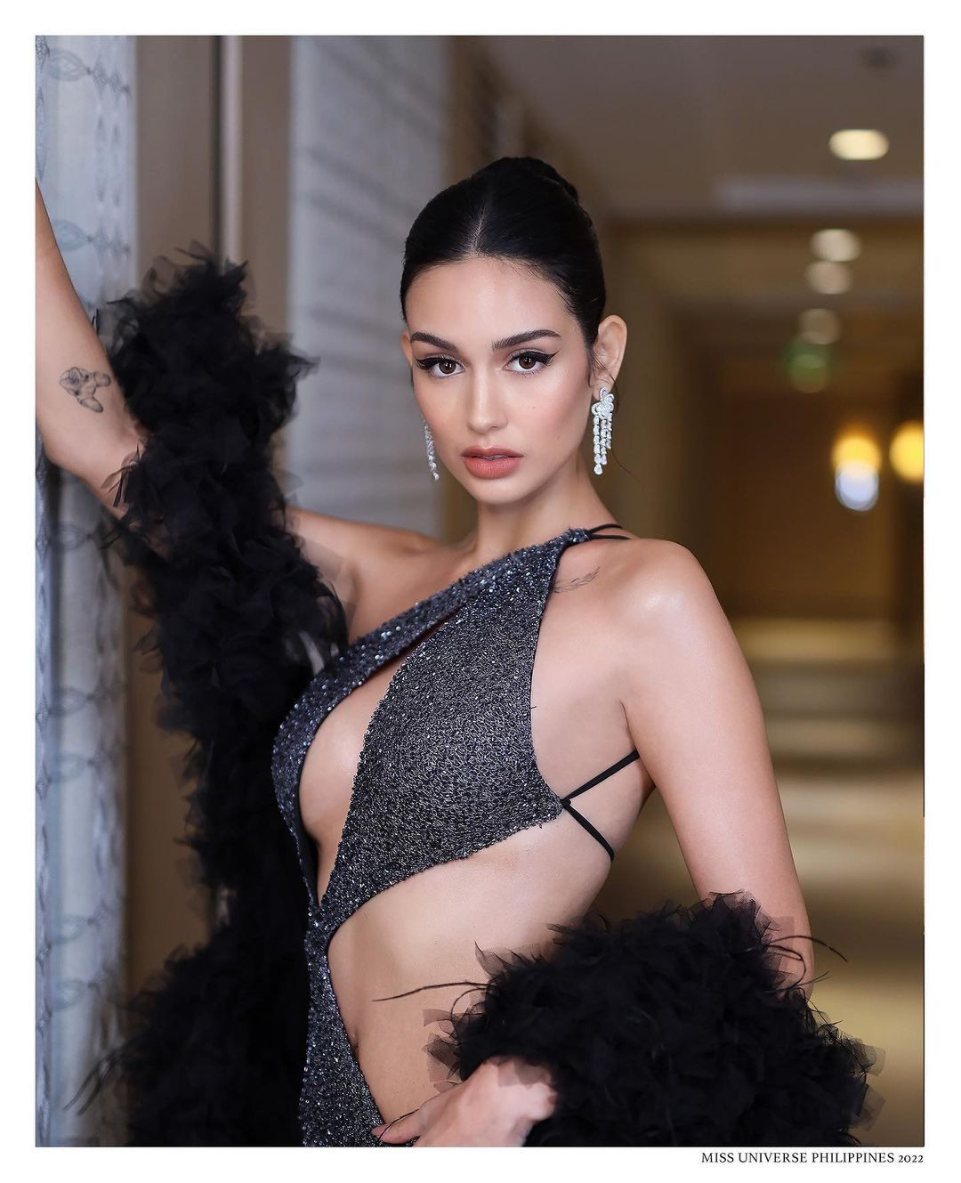 Celeste Cortesi từng giành danh hiệu Miss Earth Philippines 2018 và sau đó đại diện cho quốc gia tham dự Miss Earth 2018 tại chính quê nhà của cô. Tại cuộc thi này, Celeste Cortesi được đánh giá cao và vào top 8. Cô được cho là có kinh nghiệm thi sắc đẹp, có cách tạo dáng chuyên nghiệp.
