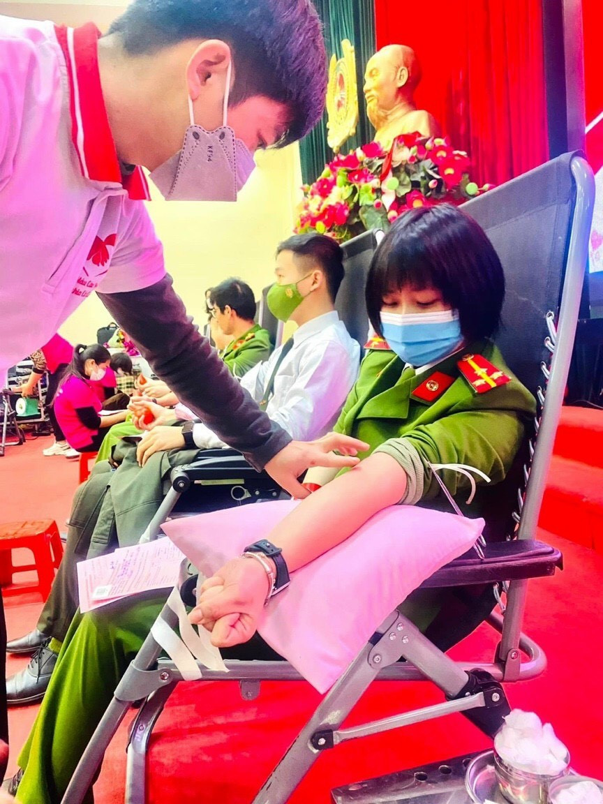 Nhiều bóng hồng trong lực lượng Công an nhân dân tỉnh đã tham gia hiến máu tại chương trình.