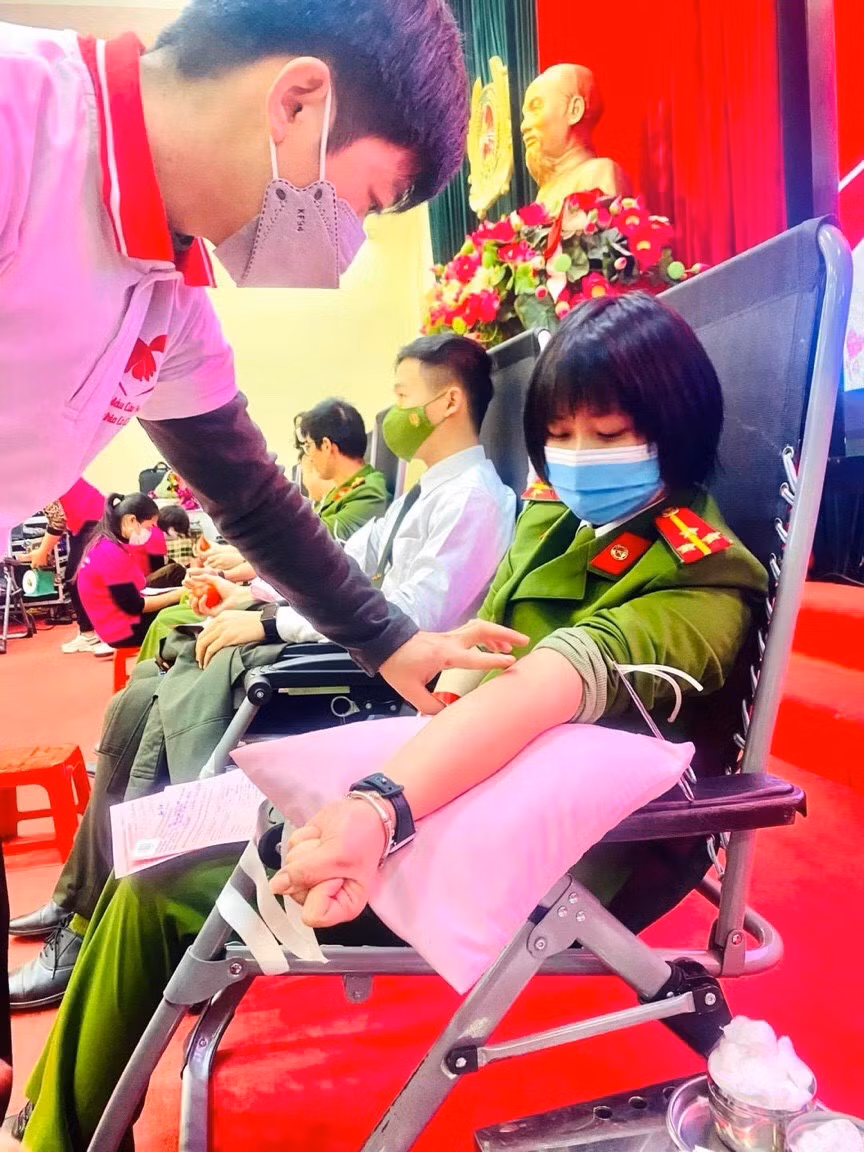 Nhiều bóng hồng trong lực lượng Công an nhân dân tỉnh đã tham gia hiến máu tại chương trình.
