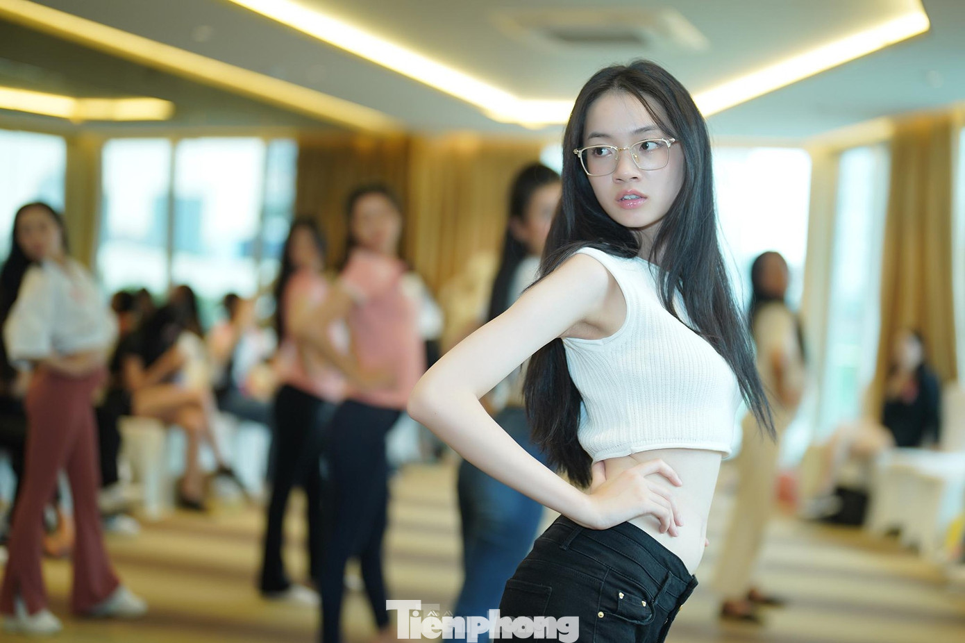 Hiểu được thế mạnh là vòng eo thon của mình, Thảo Linh thường lựa chọn áo crop-top trong những buổi tập để khoe được cơ thể mảnh mai. Ngoài việc cải thiện body, cô chăm chỉ tập luyện với những bài tập khó như vừa đội sổ vừa catwalk để nâng cao kỹ năng trình diễn.