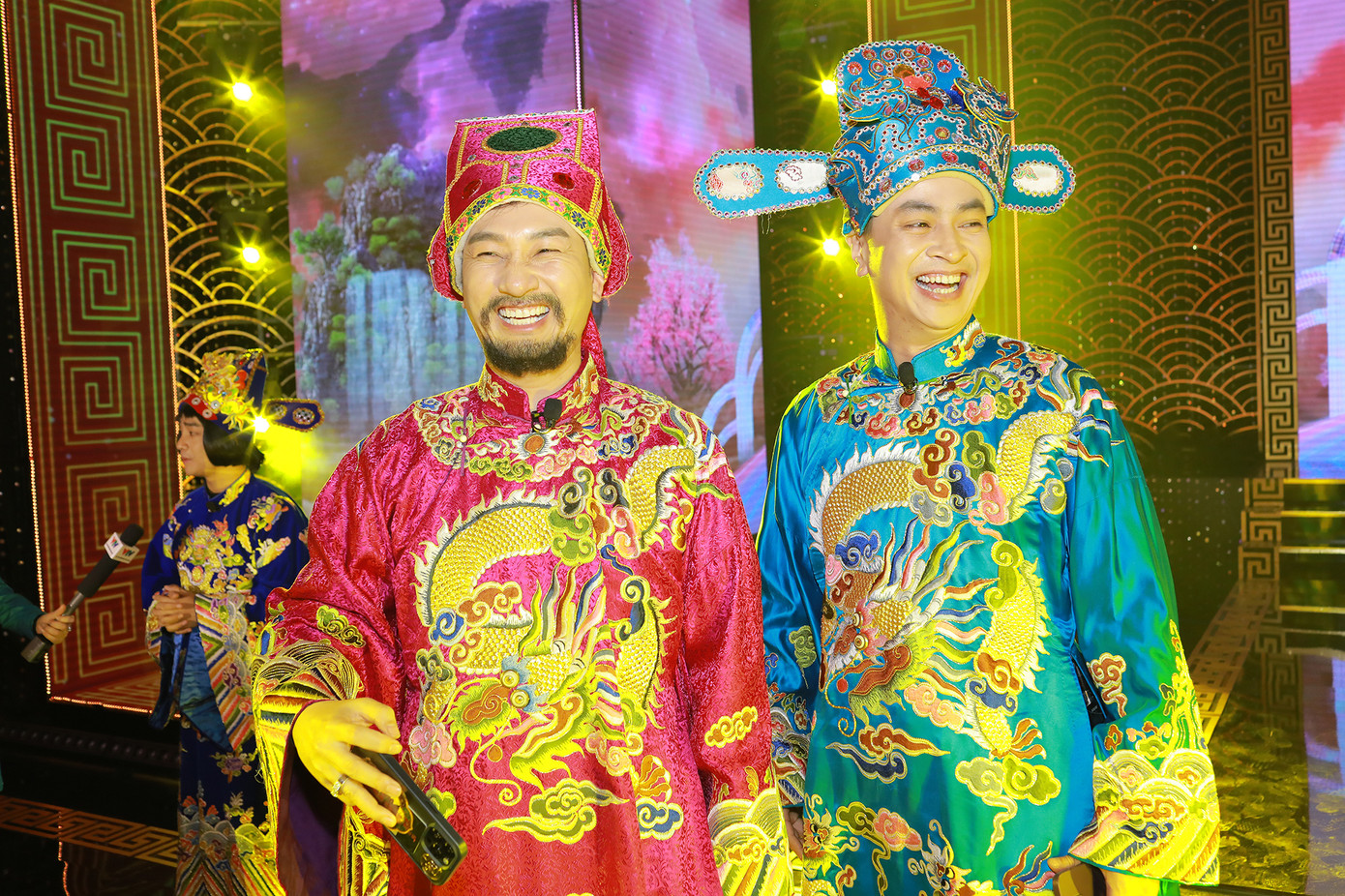 Theo thông tin từ thành viên trong ê-kíp, chiều 6/1, buổi tập của các nghệ sĩ bắt đầu từ 13h, thời gian ghi hình từ 19h30. Nội dung ghi hình thường được bảo mật nghiêm ngặt. Khán giả đi xem chương trình được yêu cầu tuân thủ quy định không quay phim, không chụp ảnh, không tiết lộ nội dung cho tới khi phát sóng.