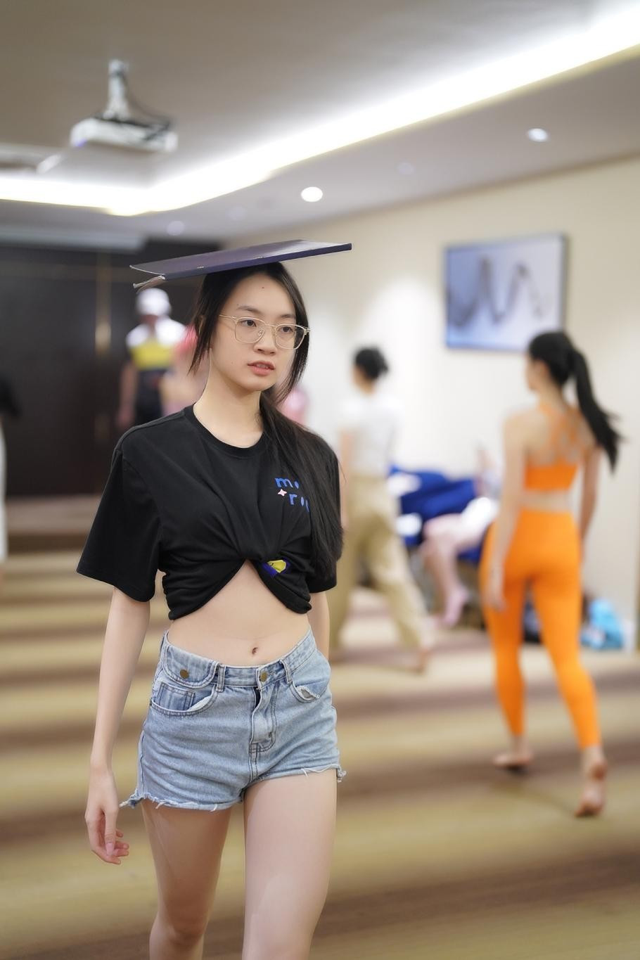 Hiểu được thế mạnh là vòng eo thon của mình, Thảo Linh thường lựa chọn áo crop-top trong những buổi tập để khoe được cơ thể mảnh mai. Ngoài việc cải thiện body, cô chăm chỉ tập luyện với những bài tập khó như vừa đội sổ vừa catwalk để nâng cao kỹ năng trình diễn.