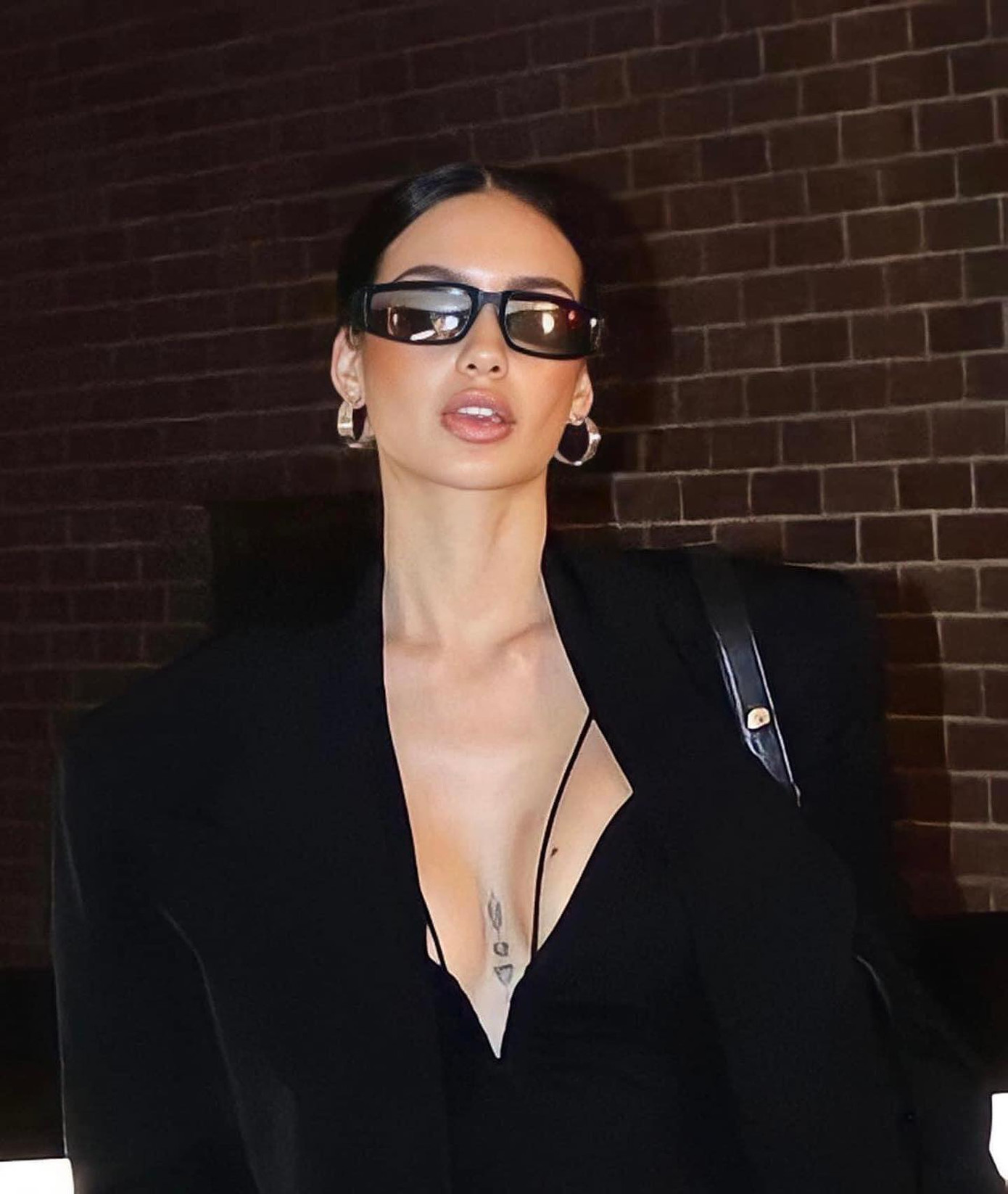 Celeste Cortesi theo đuổi phong cách sang trọng, thanh lịch với hai gam màu đen - trắng kinh điển. Trang phục cô diện đều có kiểu dáng đơn giản, cổ điển tuy nhiên nhờ thần thái cùng cách sử dụng phụ kiện khéo léo, người đẹp Philippines vẫn tạo nên sức hút.