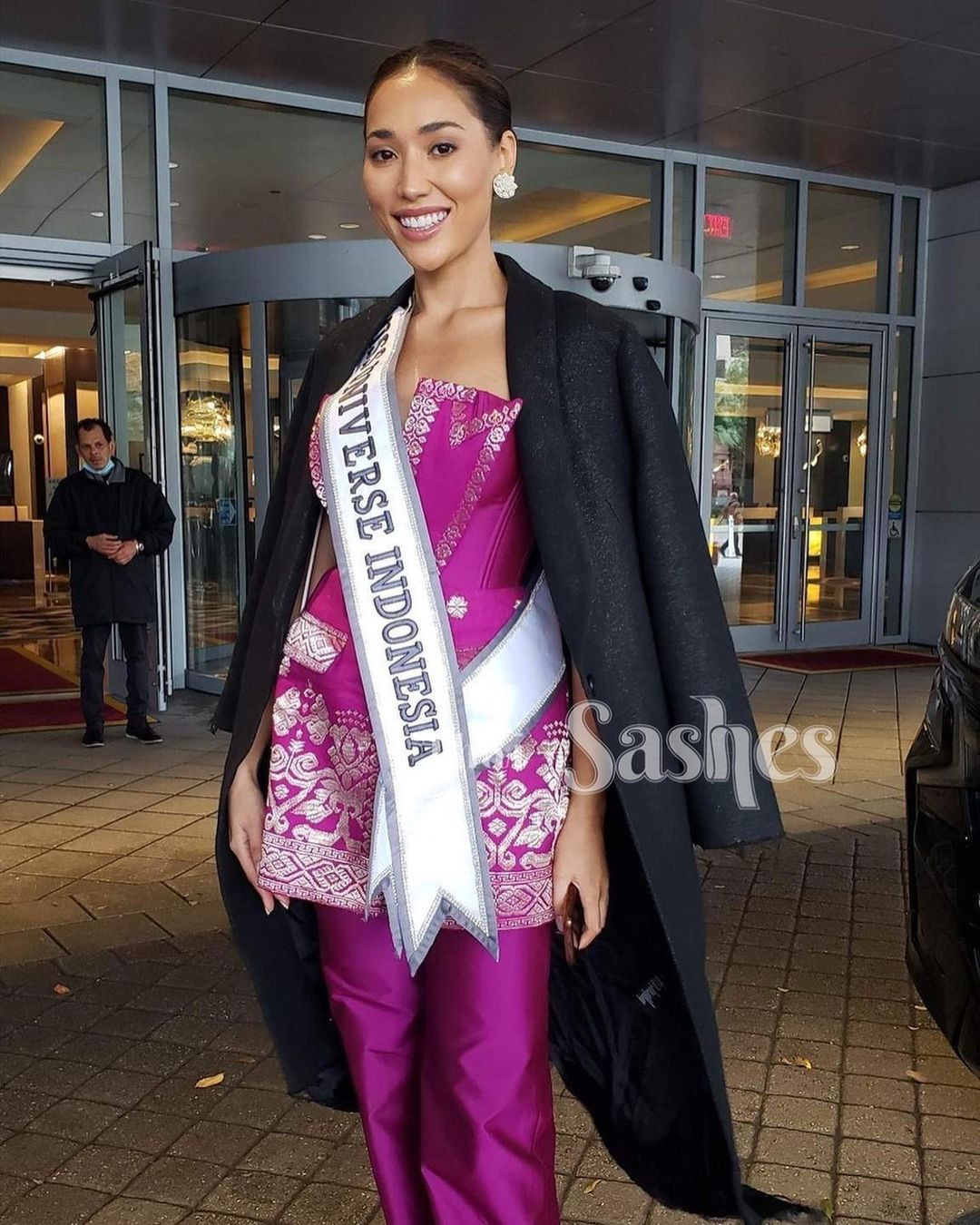 Hoa hậu Hoàn vũ Indonesia - Laksmi Shari De-Neefe Suardana diện trang phục có họa tiết dân tộc khi tới Mỹ dự thi Miss Universe. Khi mới đăng quang, cô gây tranh cãi với nhan sắc được cho là già dặn. Tuy nhiên, người đẹp ngày càng chiếm cảm tình của công chúng ở quê nhà.