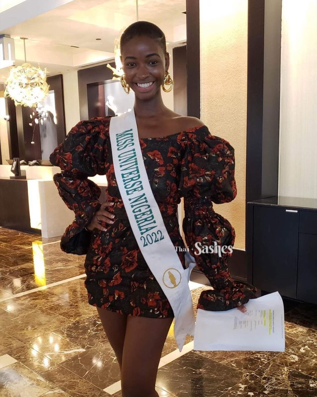 Hoa hậu Hoàn vũ Nigeria khoe vóc dáng thanh mảnh, quyến rũ và nụ cười tươi tắn khi check-in ở khách sạn.