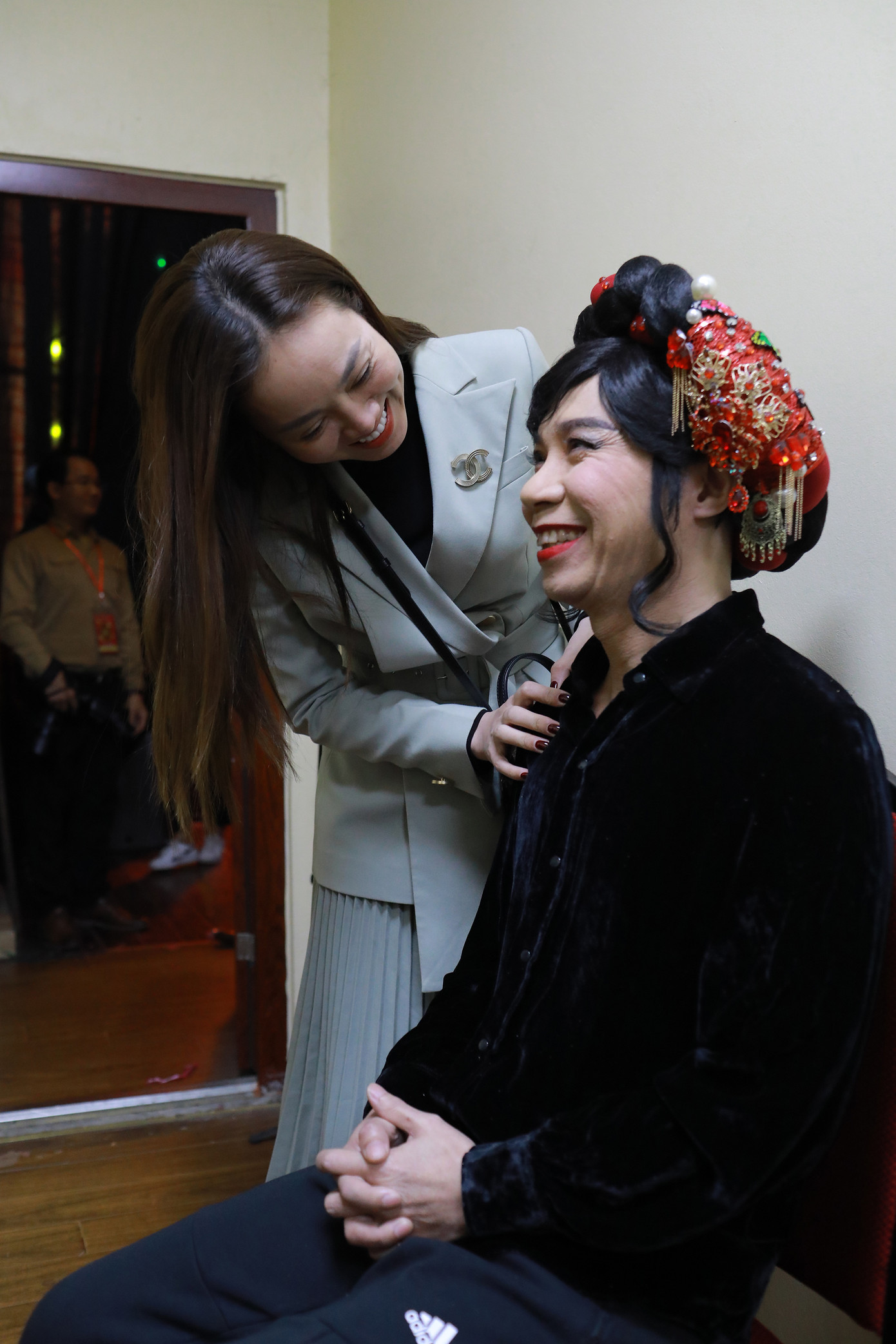 Vợ theo sát hỗ trợ NSND Công Lý trong hậu trường Táo Quân 2023. Ảnh: Lương Duy Tiến, Tuấn Anh. Vợ theo sát hỗ trợ NSND Công Lý trong hậu trường Táo Quân 2023. Ảnh: Lương Duy Tiến, Tuấn Anh.