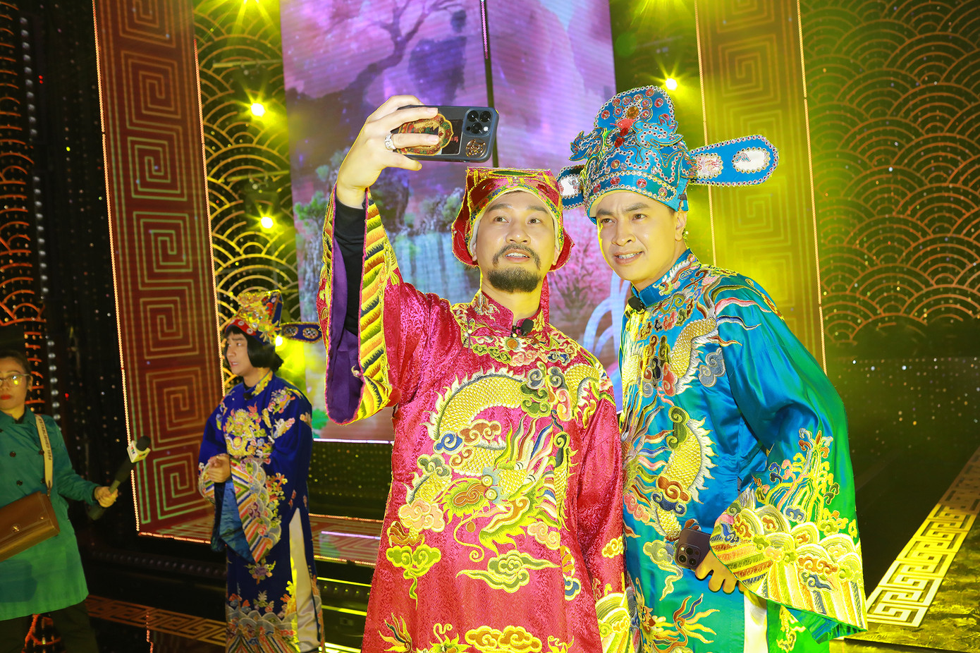 Theo thông tin từ thành viên trong ê-kíp, chiều 6/1, buổi tập của các nghệ sĩ bắt đầu từ 13h, thời gian ghi hình từ 19h30. Nội dung ghi hình thường được bảo mật nghiêm ngặt. Khán giả đi xem chương trình được yêu cầu tuân thủ quy định không quay phim, không chụp ảnh, không tiết lộ nội dung cho tới khi phát sóng.