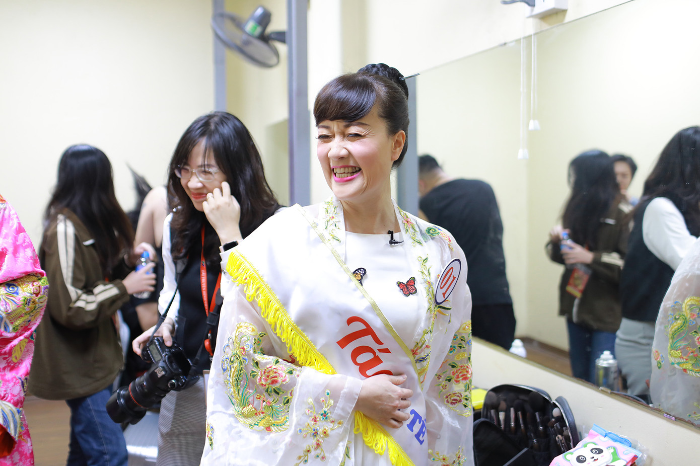 Diễn viên Vân Dung lúc nào cũng tươi tắn trong hậu trường. Cô liên tục pha trò để tạo tiếng cười cho mọi người.