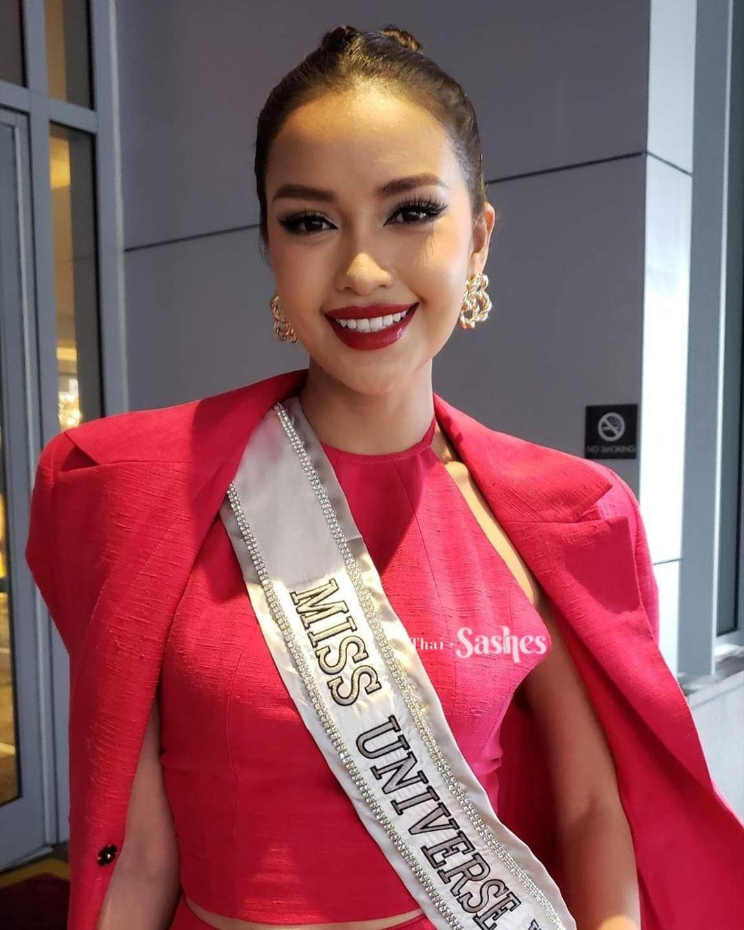 Ngày 3/1 theo giờ Mỹ, Hoa hậu Ngọc Châu có mặt tại khách sạn nơi diễn ra cuộc thi Miss Universe 2022 ở New Orleans, Mỹ. Cô nổi bật khi diện bộ trang phục tông màu đỏ rực rỡ. Người đẹp tự hào khoác trên mình lá cờ đỏ sao vàng. Ngọc Châu cũng ghi điểm với phong cách trang điểm và làm tóc sang trọng, chuyên nghiệp.