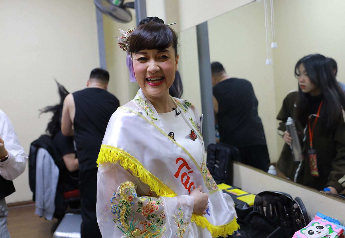 Diễn viên Vân Dung lúc nào cũng tươi tắn trong hậu trường. Cô liên tục pha trò để tạo tiếng cười cho mọi người.