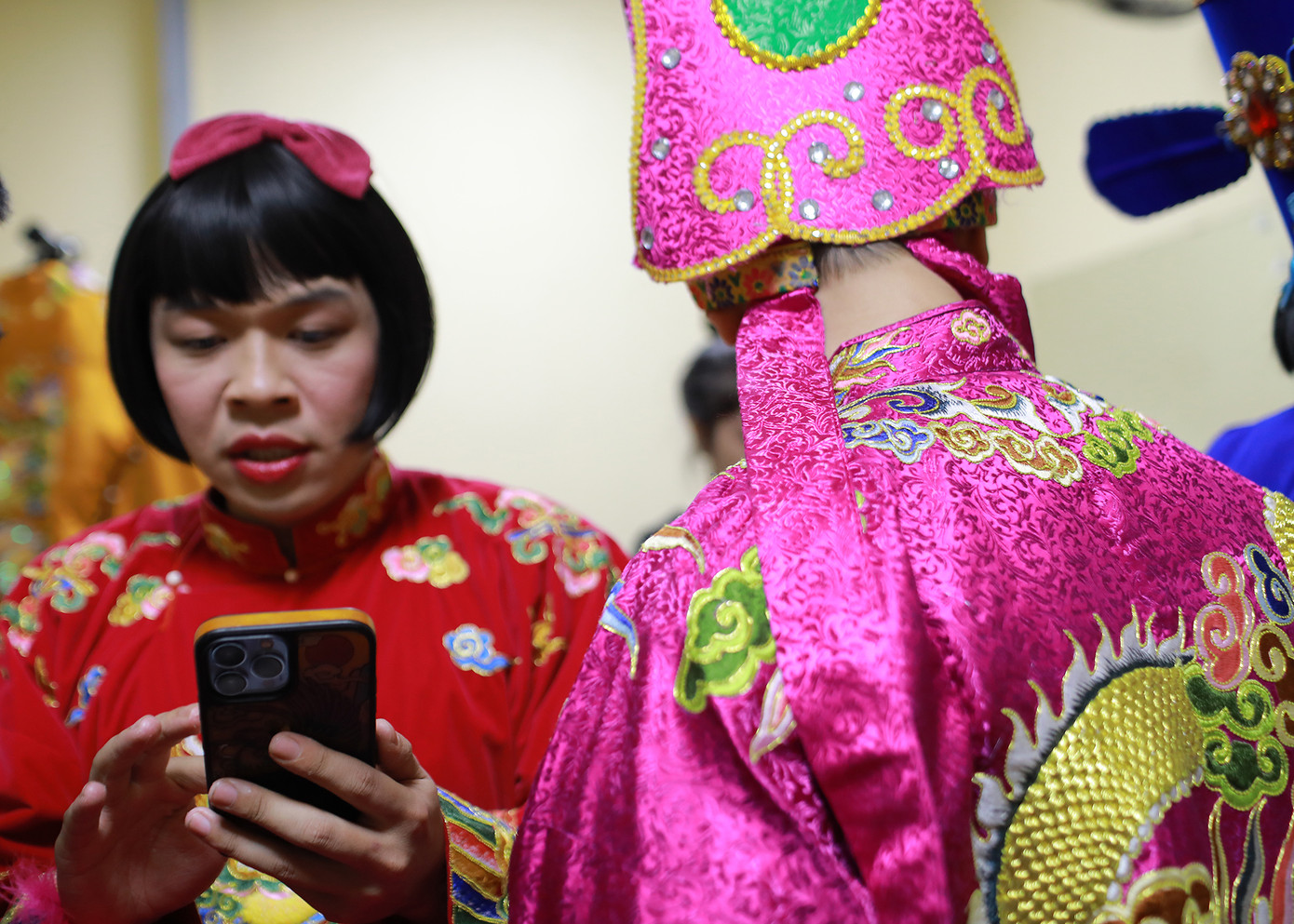 Trung Ruồi, Đỗ Duy Nam trong trang phục như phiên bản của Công Lý, Xuân Bắc ở những mùa Táo Quân trước. Năm ngoái, họ là những người đảm nhận vai diễn của các đàn anh trong Táo Quân 2022.